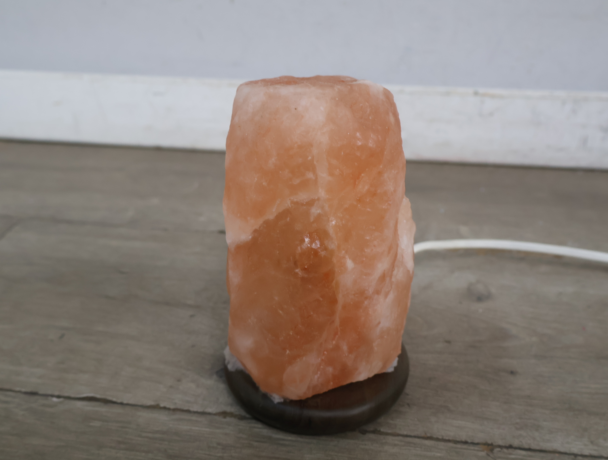 Himalayazout lamp op houten voet – foto 4 – kavel bij GSD Auctions, Zoeterwoude