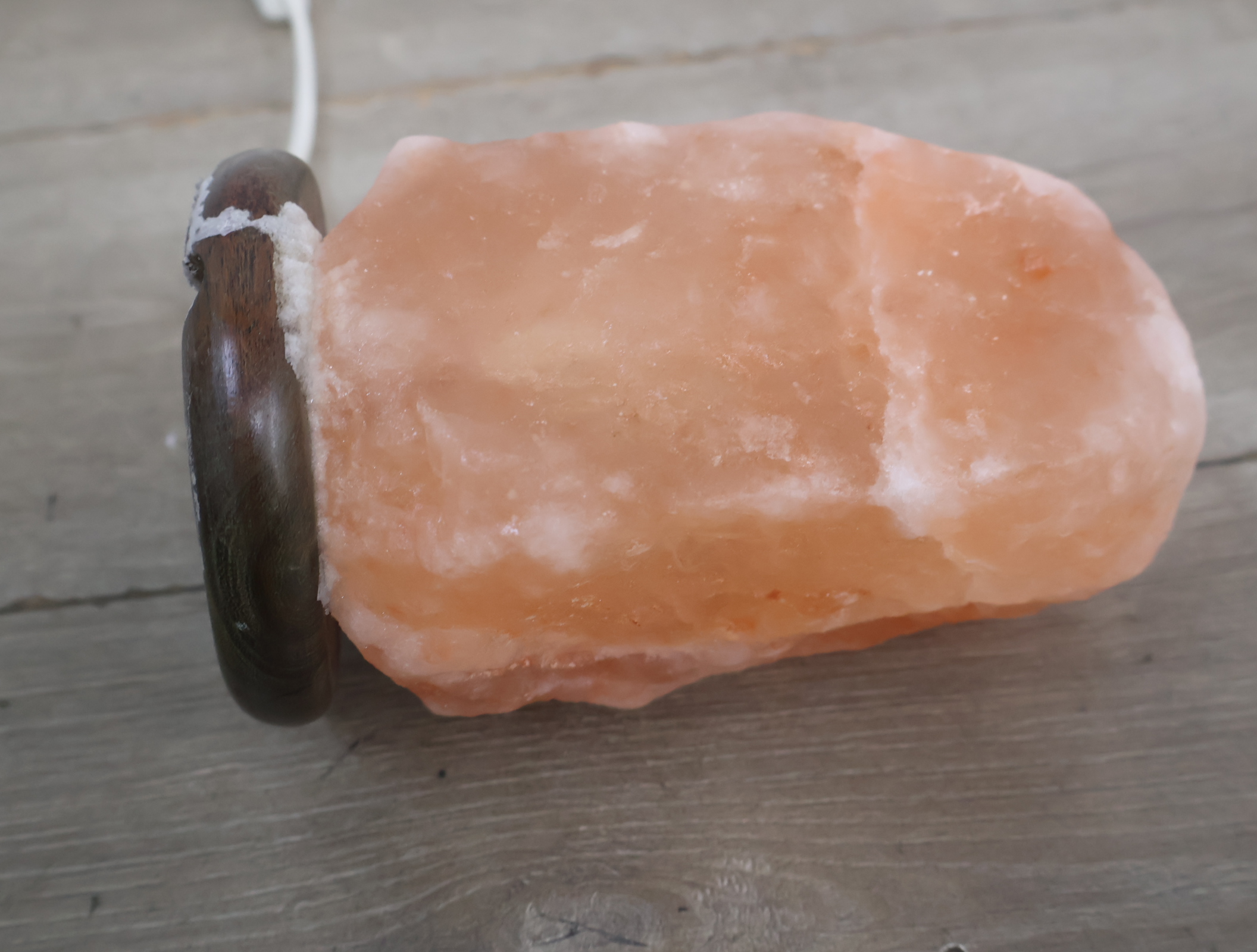Himalayazout lamp op houten voet – foto 8 – kavel bij GSD Auctions, Zoeterwoude
