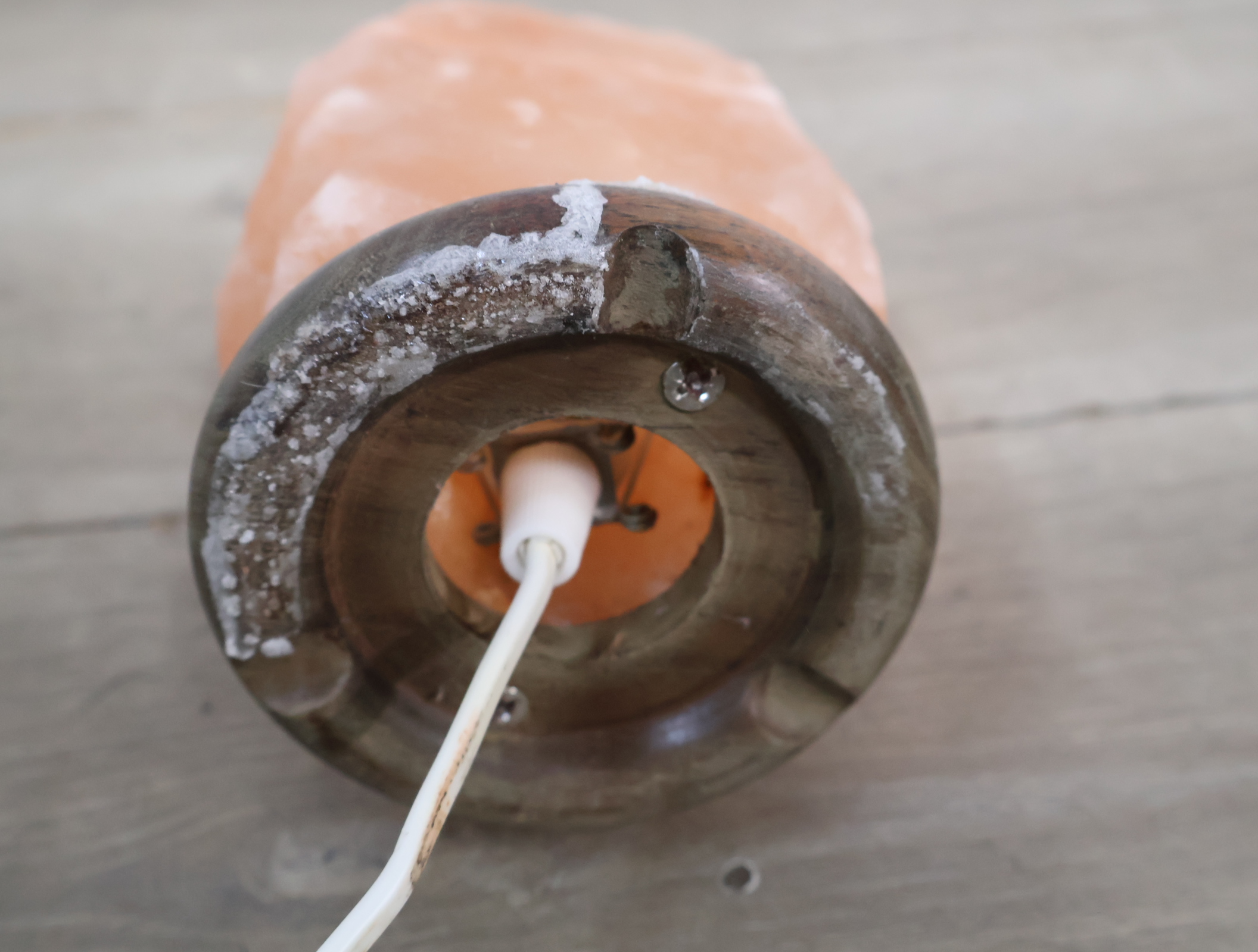 Himalayazout lamp op houten voet – foto 9 – kavel bij GSD Auctions, Zoeterwoude