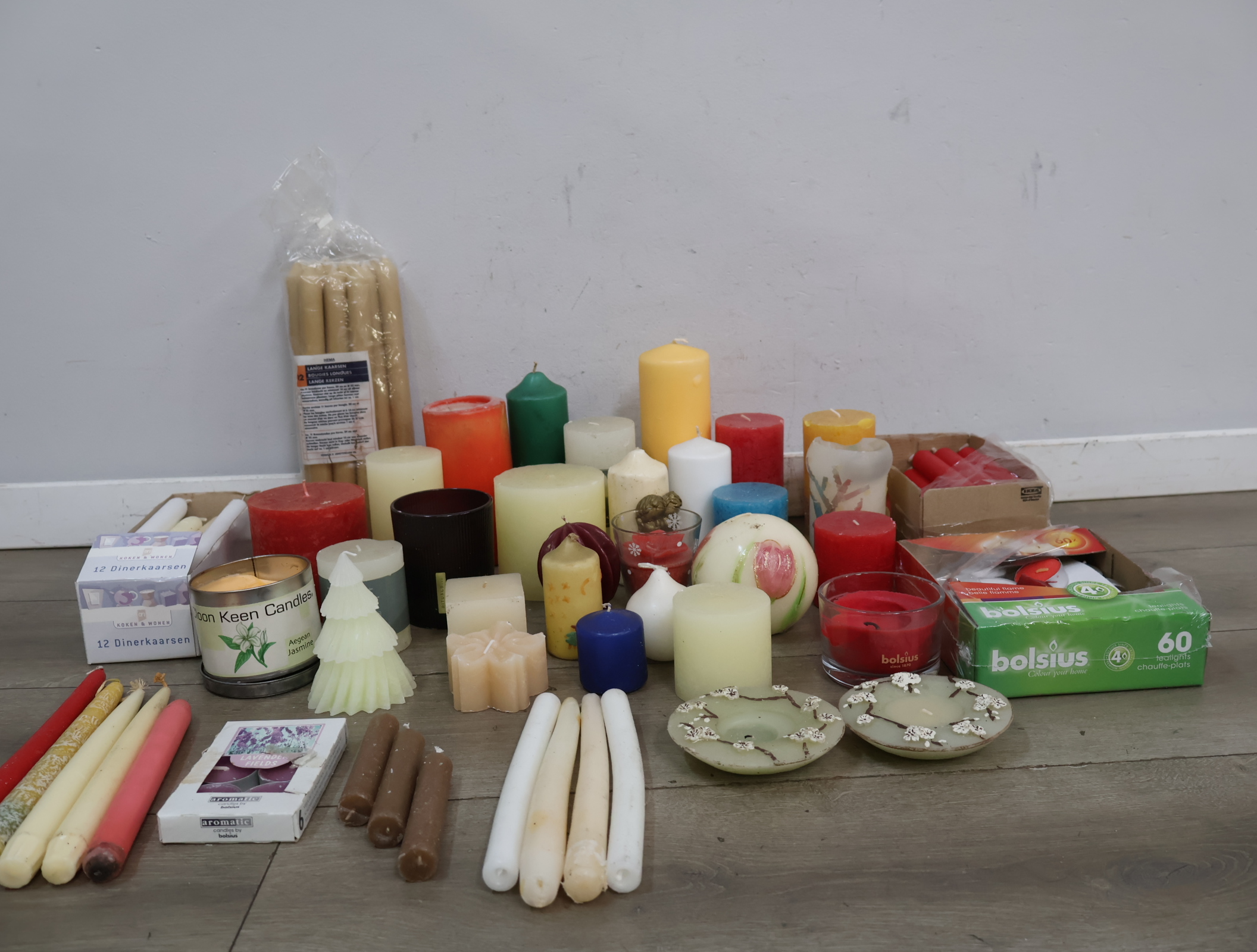 Diverse kaarsen partij met Bolsius theelichtjes – foto 4 – kavel bij GSD Auctions, Zoeterwoude