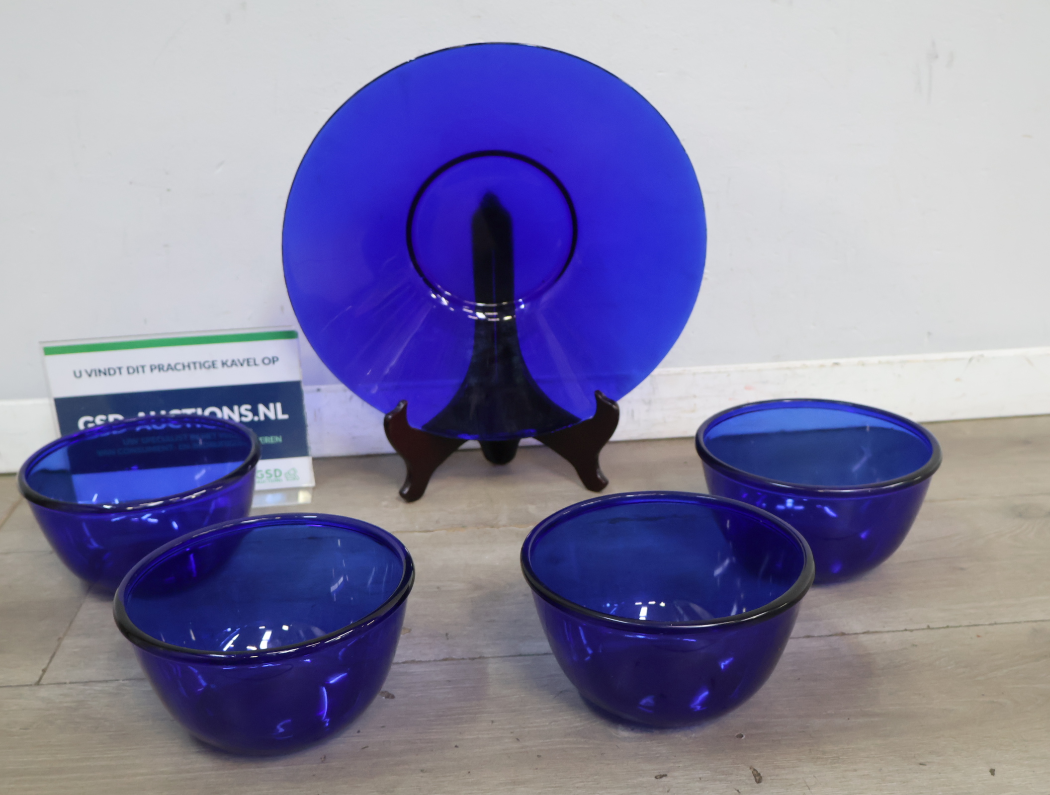 Set van 4 Blauw Glazen Schalen en 1 bord – foto 2 – kavel bij GSD Auctions, Zoeterwoude