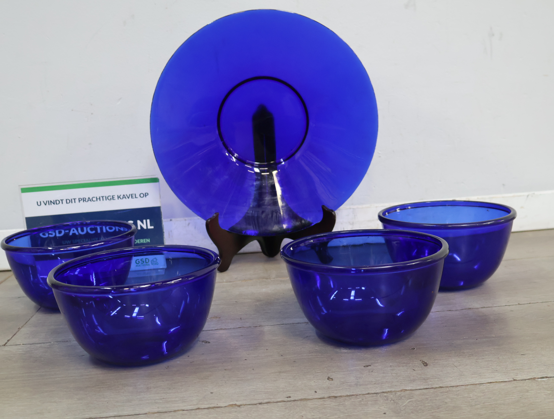 Set van 4 Blauw Glazen Schalen en 1 bord – foto 3 – kavel bij GSD Auctions, Zoeterwoude