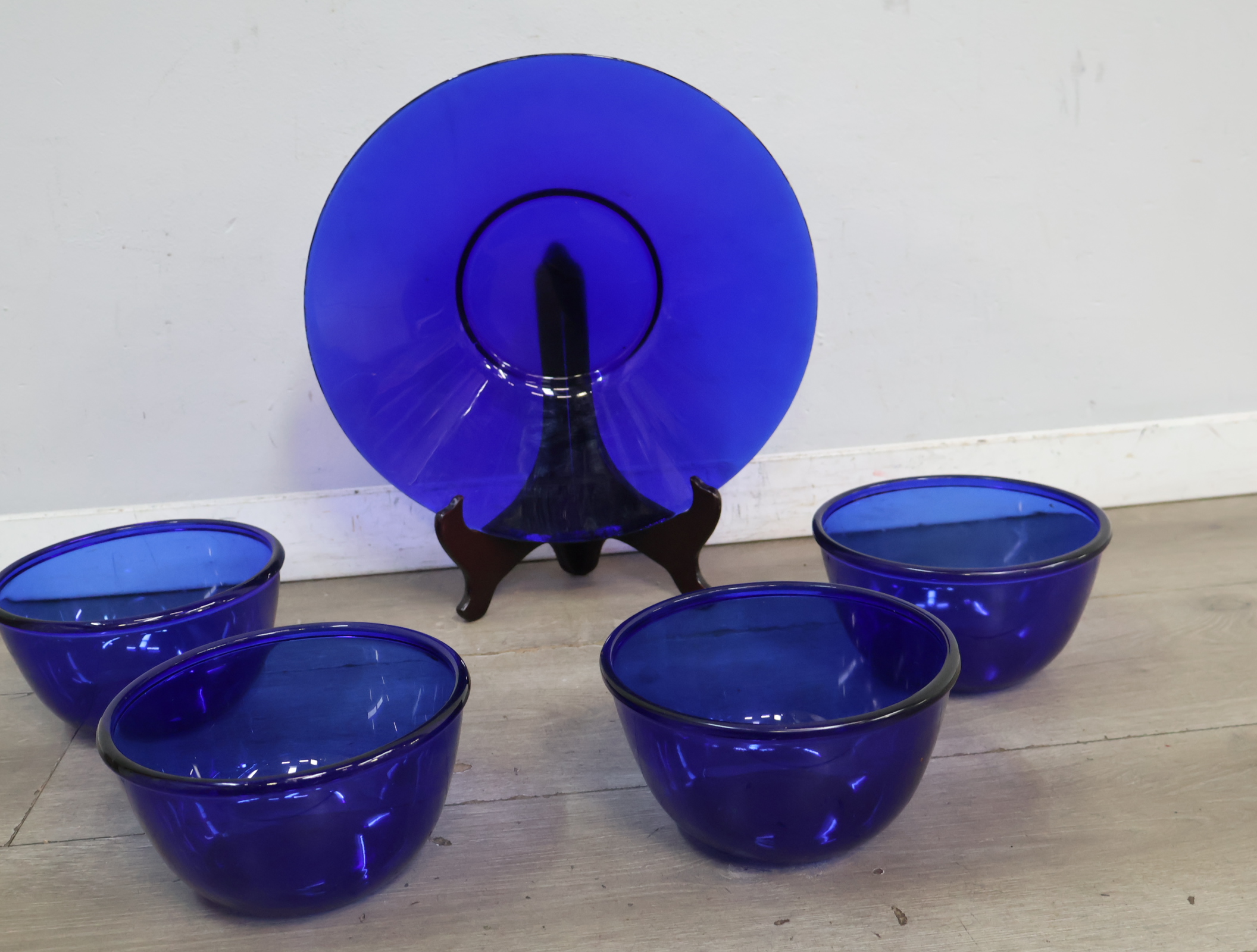 Set van 4 Blauw Glazen Schalen en 1 bord – foto 4 – kavel bij GSD Auctions, Zoeterwoude