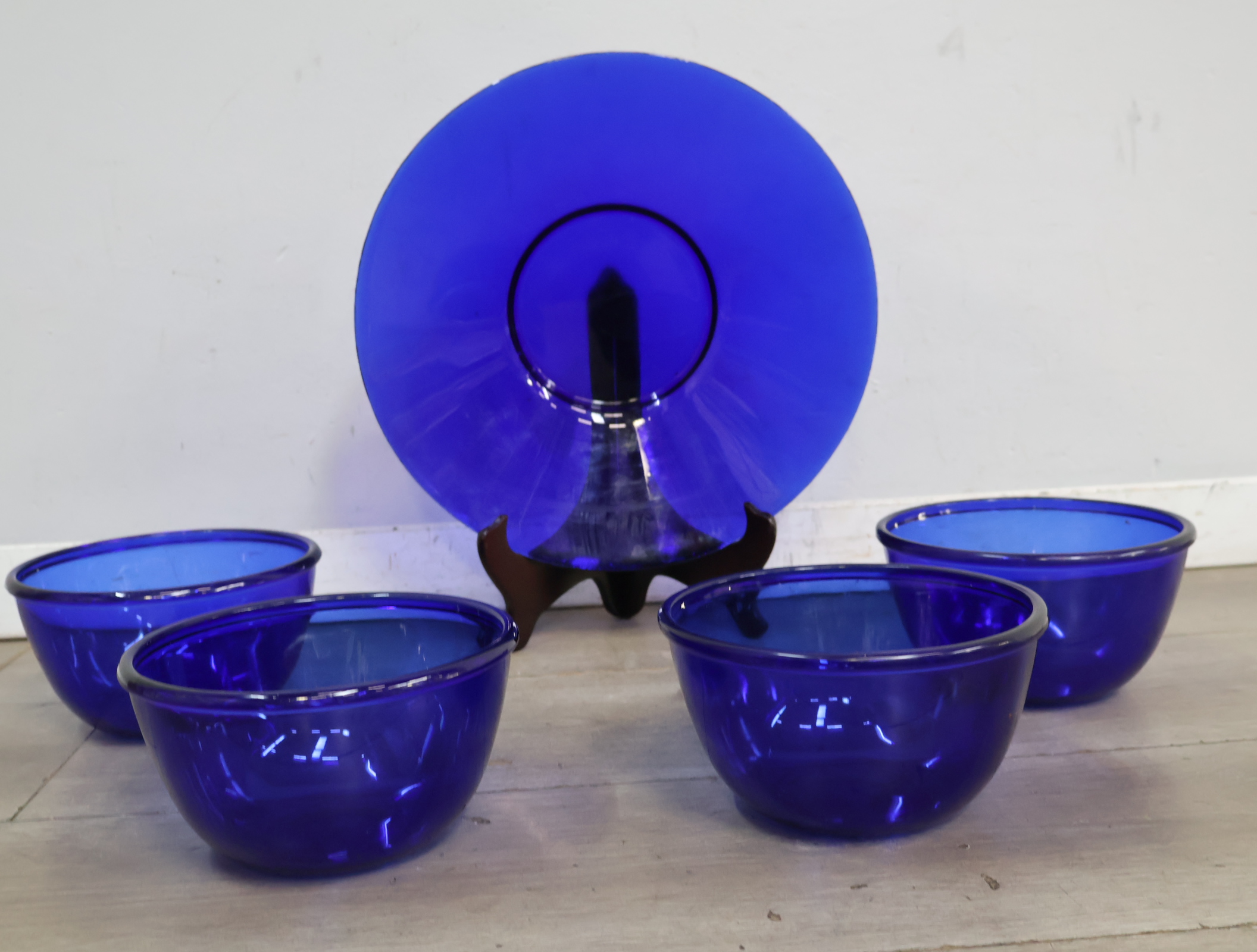 Set van 4 Blauw Glazen Schalen en 1 bord – foto 5 – kavel bij GSD Auctions, Zoeterwoude
