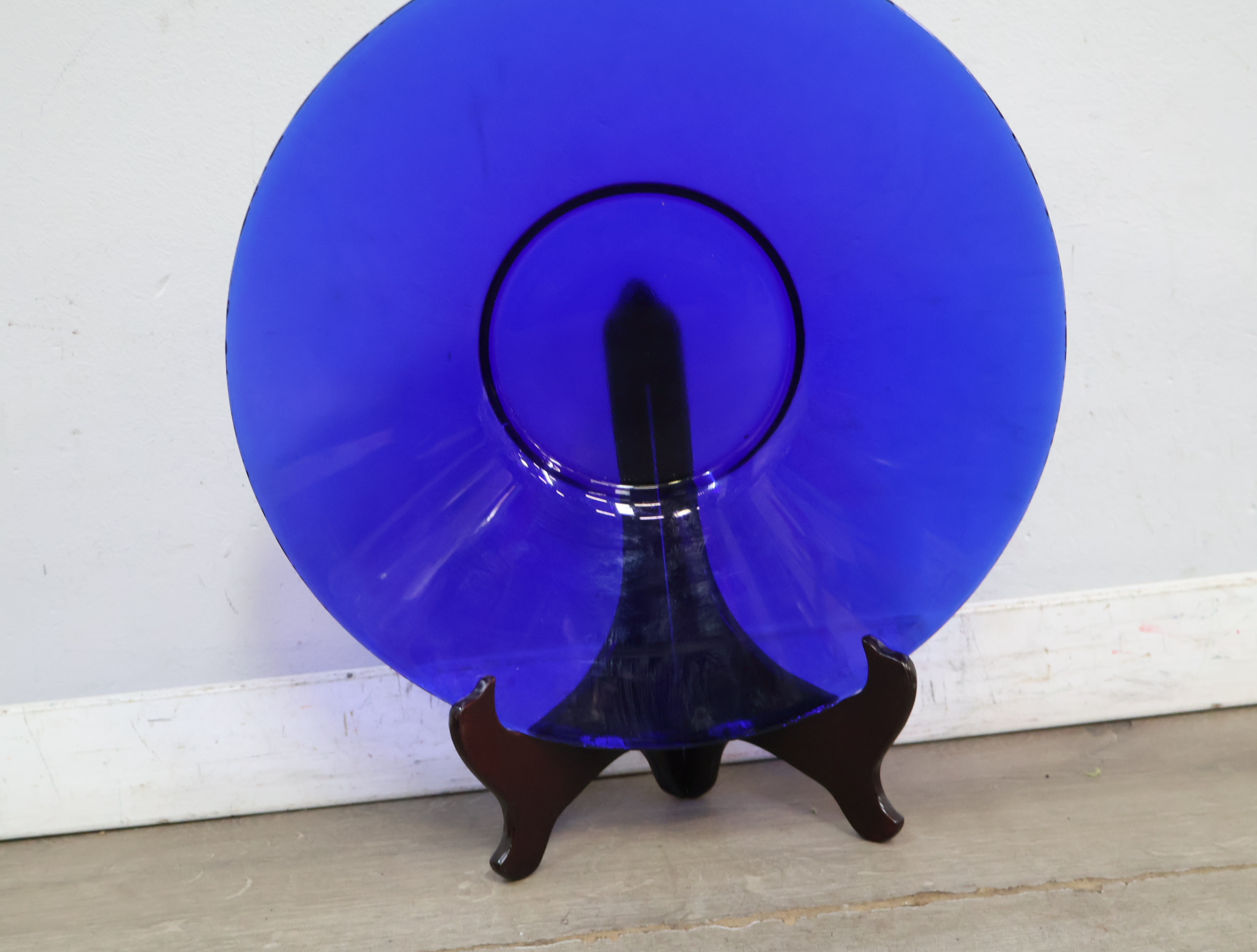Set van 4 Blauw Glazen Schalen en 1 bord – foto 6 – kavel bij GSD Auctions, Zoeterwoude