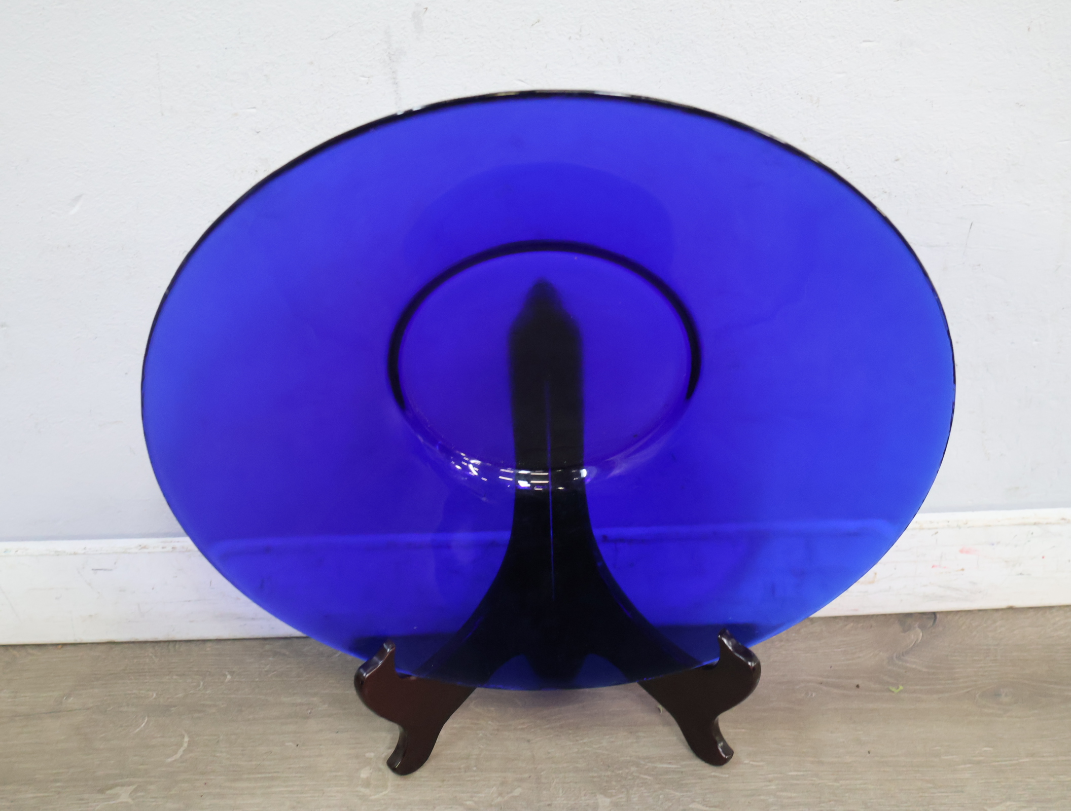 Set van 4 Blauw Glazen Schalen en 1 bord – foto 7 – kavel bij GSD Auctions, Zoeterwoude