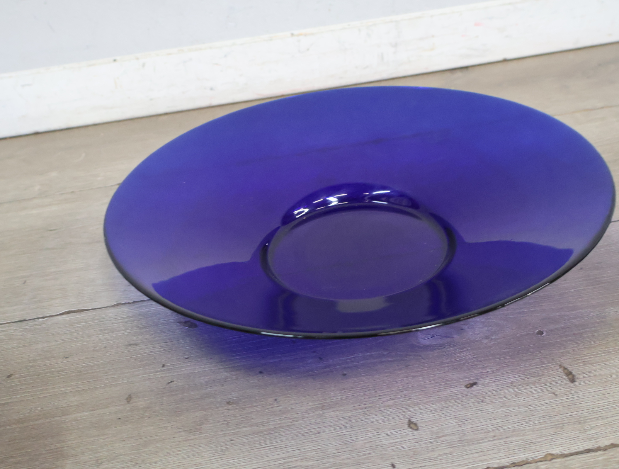 Set van 4 Blauw Glazen Schalen en 1 bord – foto 8 – kavel bij GSD Auctions, Zoeterwoude