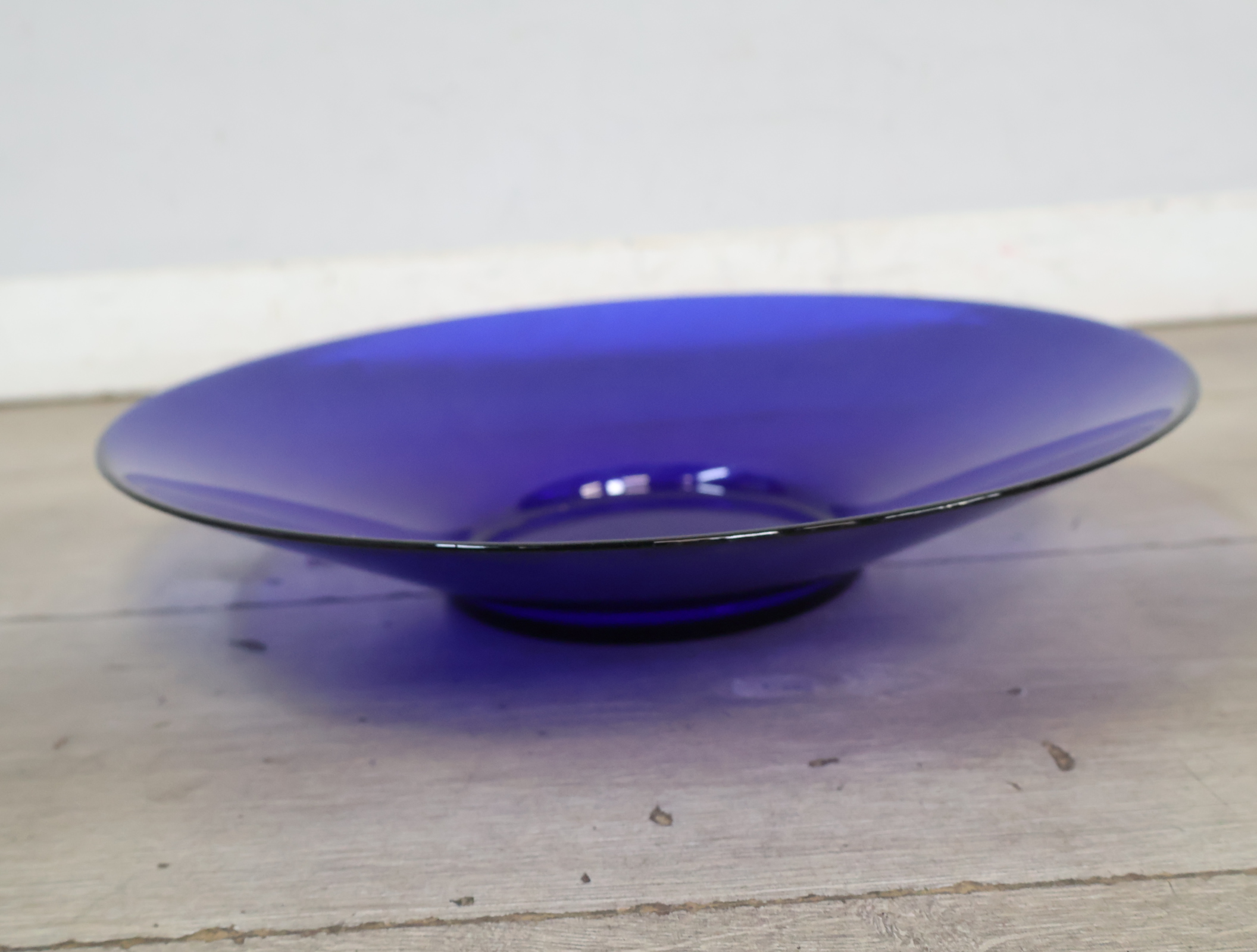 Set van 4 Blauw Glazen Schalen en 1 bord – foto 9 – kavel bij GSD Auctions, Zoeterwoude