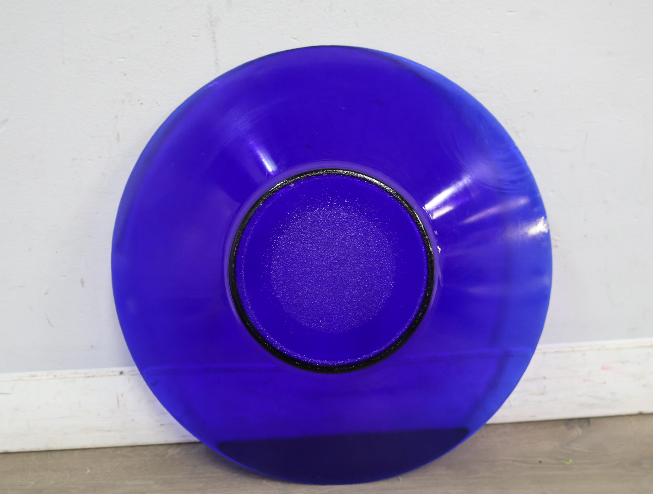 Set van 4 Blauw Glazen Schalen en 1 bord – foto 10 – kavel bij GSD Auctions, Zoeterwoude