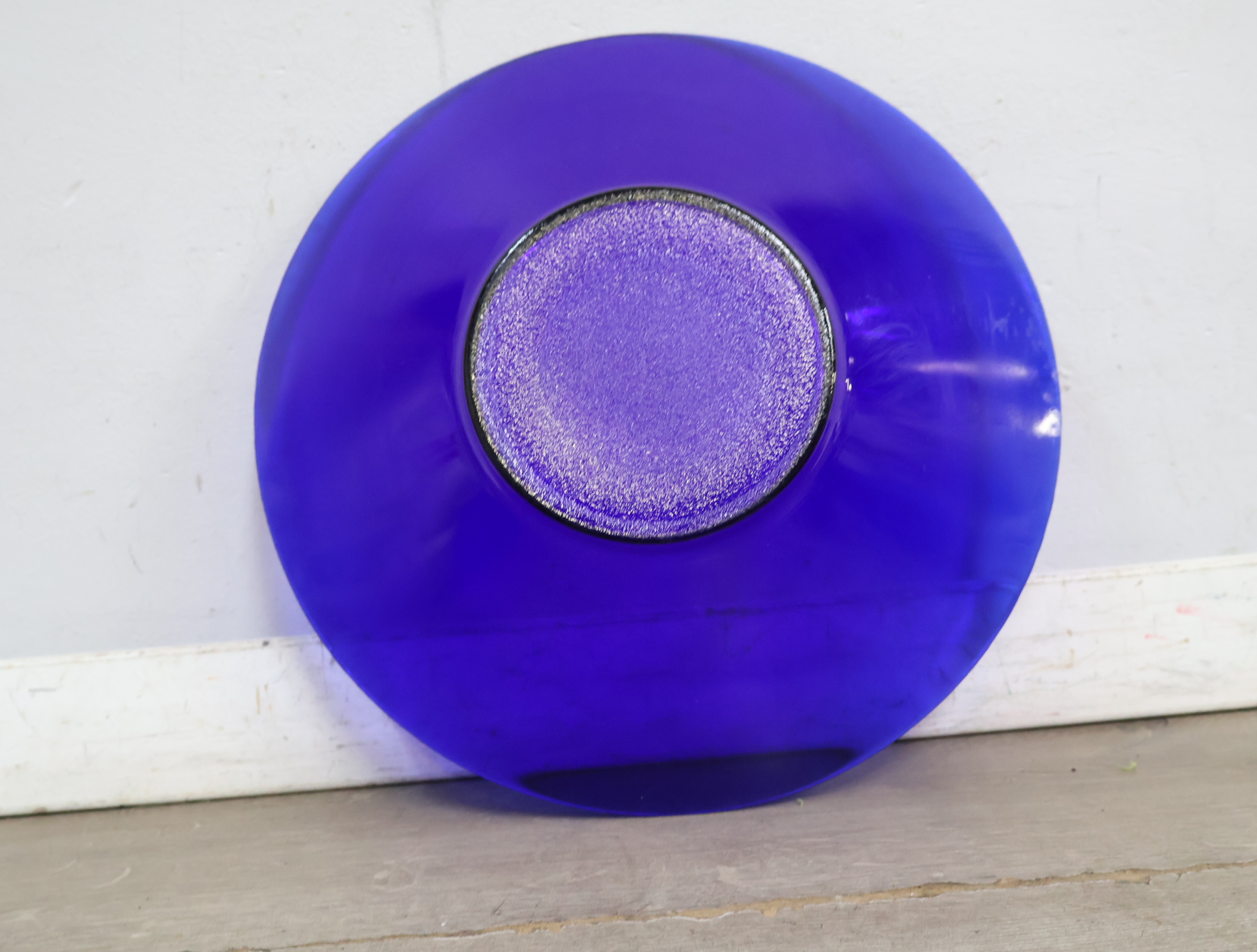 Set van 4 Blauw Glazen Schalen en 1 bord – foto 11 – kavel bij GSD Auctions, Zoeterwoude