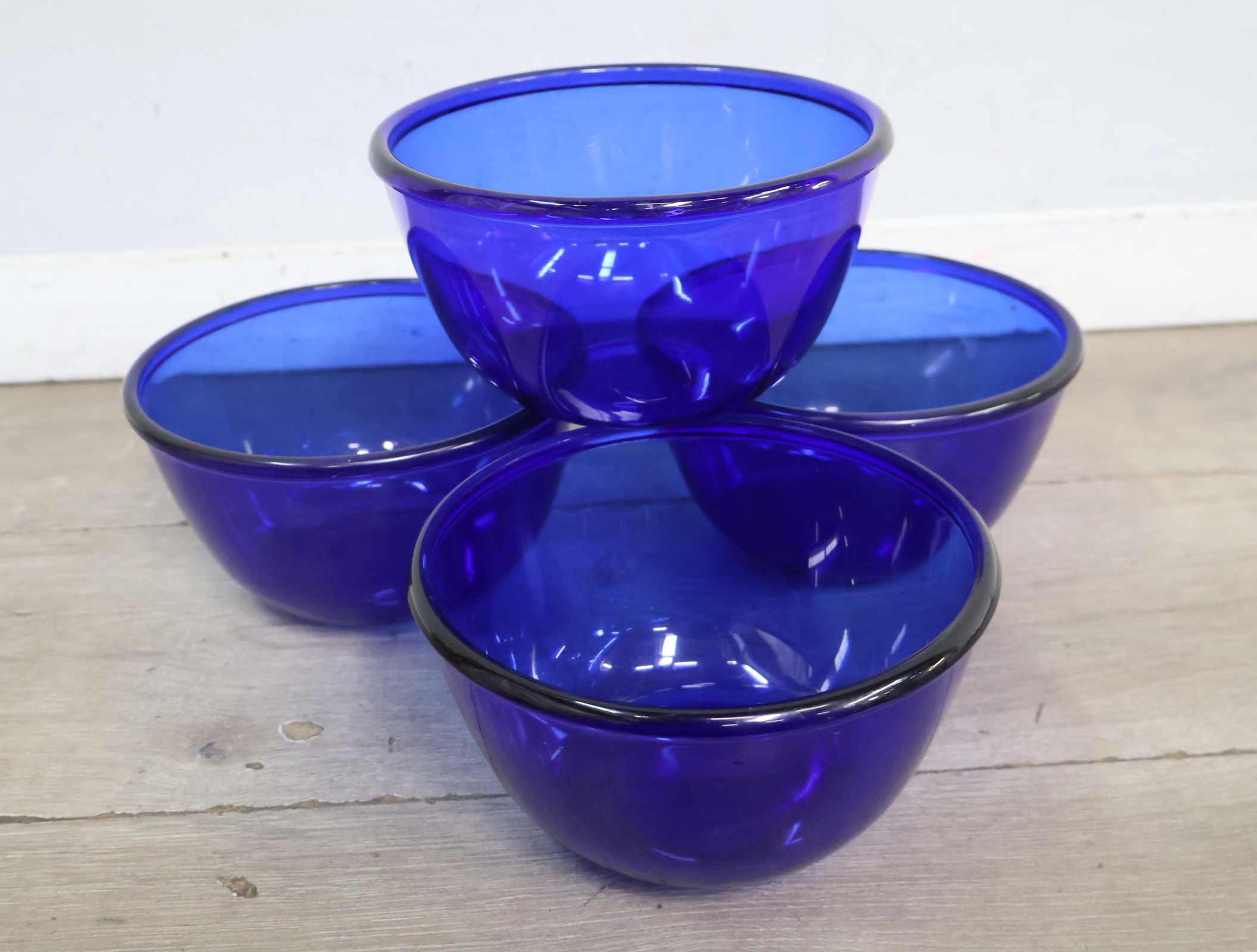 Set van 4 Blauw Glazen Schalen en 1 bord – foto 12 – kavel bij GSD Auctions, Zoeterwoude