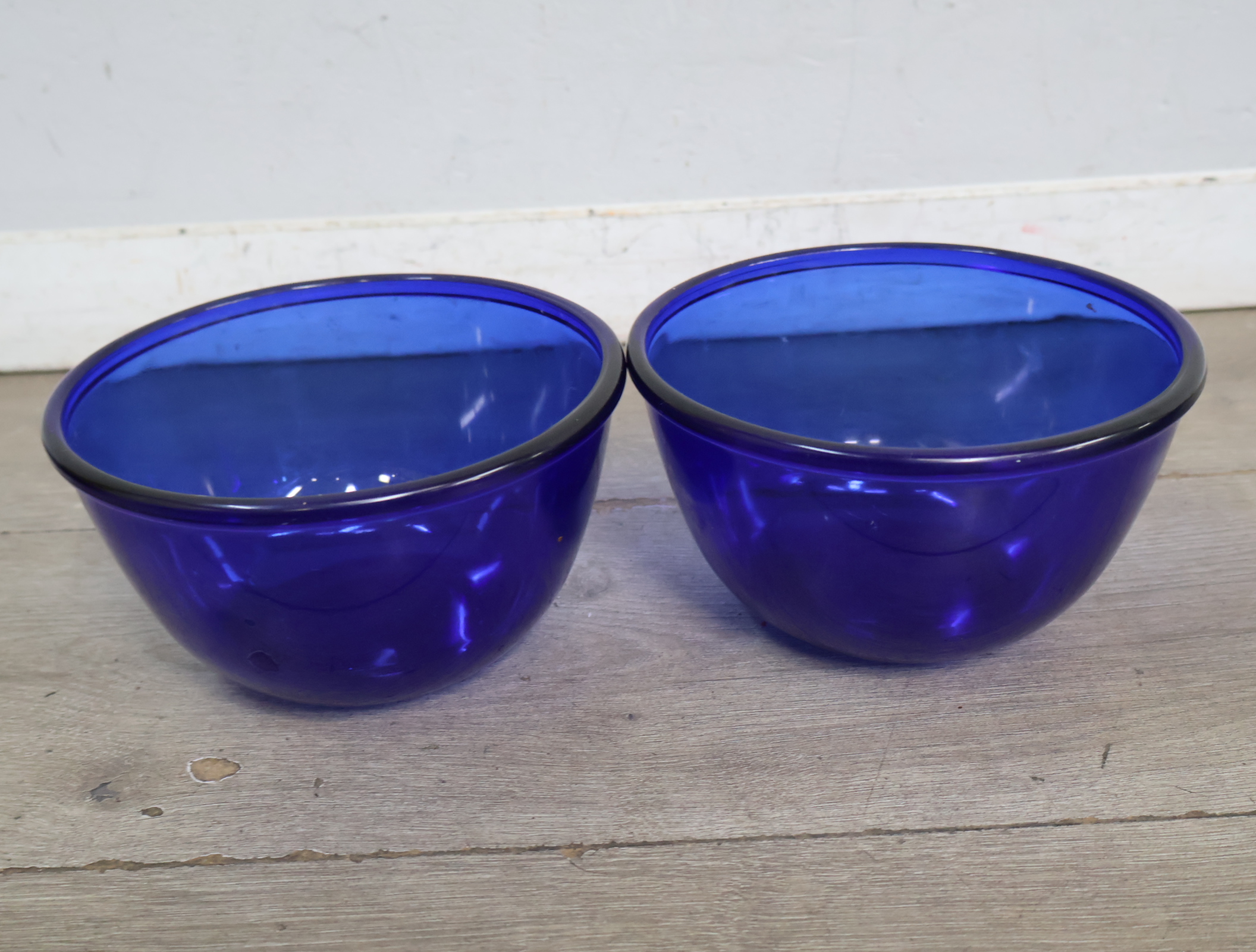 Set van 4 Blauw Glazen Schalen en 1 bord – foto 13 – kavel bij GSD Auctions, Zoeterwoude