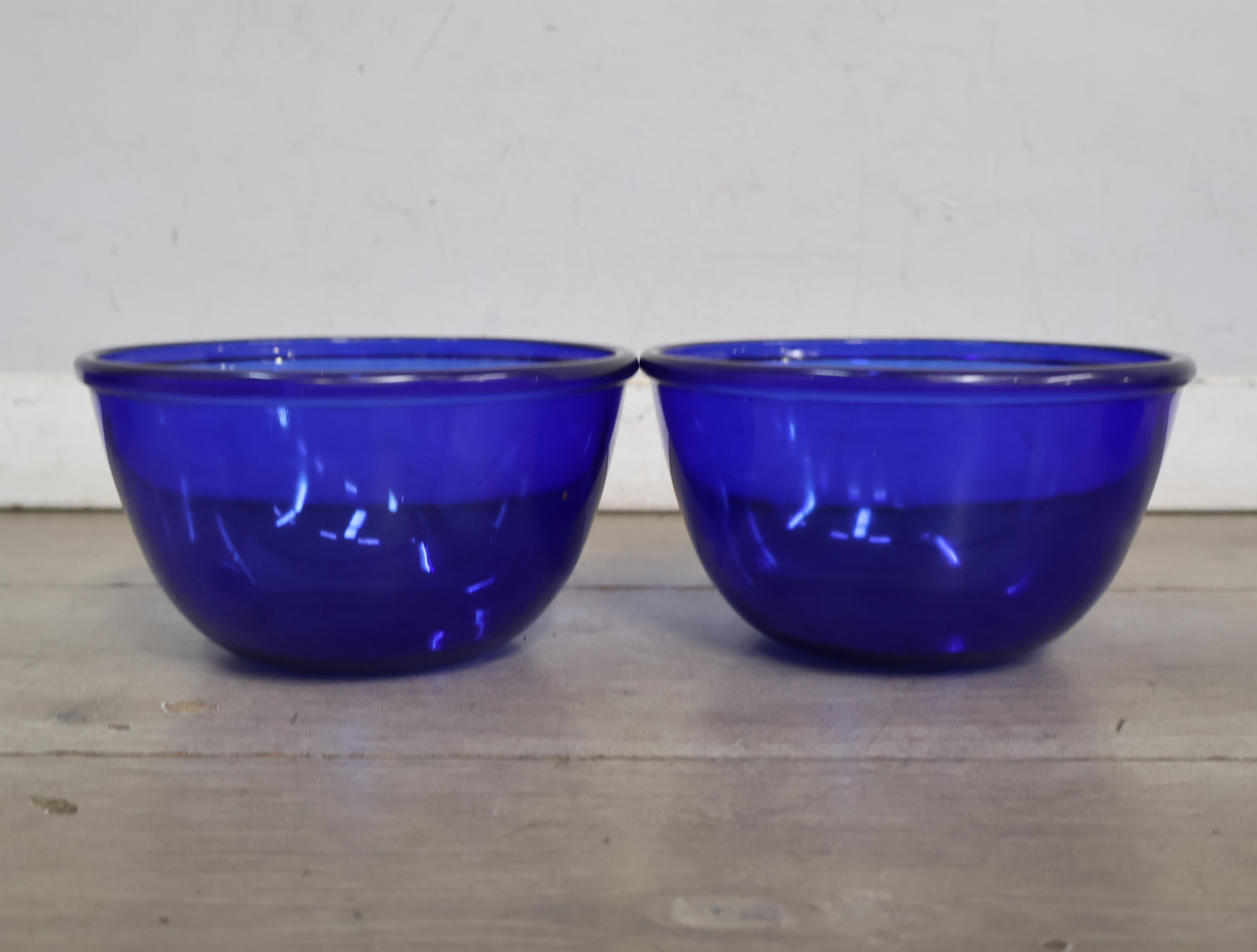 Set van 4 Blauw Glazen Schalen en 1 bord – foto 14 – kavel bij GSD Auctions, Zoeterwoude