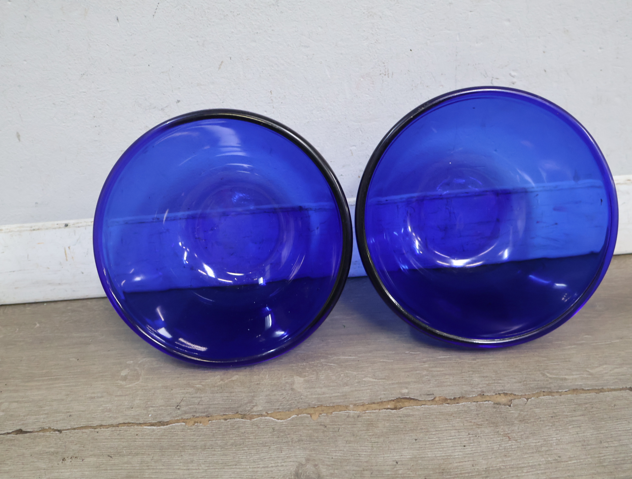 Set van 4 Blauw Glazen Schalen en 1 bord – foto 15 – kavel bij GSD Auctions, Zoeterwoude