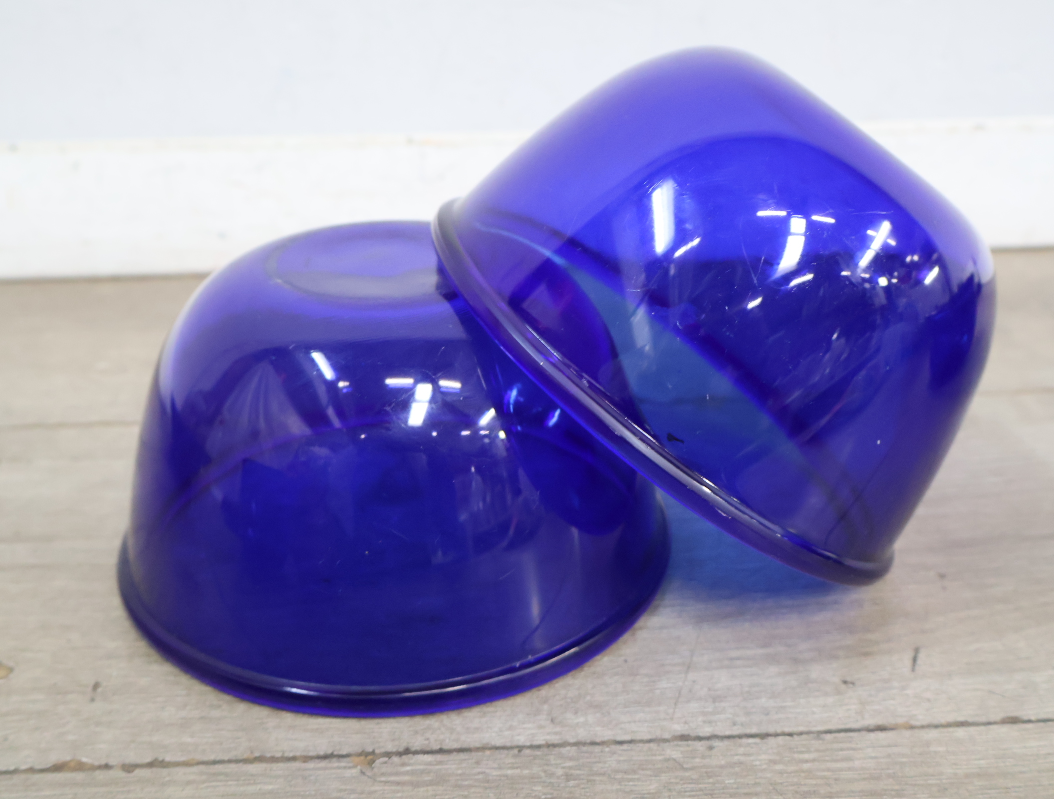 Set van 4 Blauw Glazen Schalen en 1 bord – foto 16 – kavel bij GSD Auctions, Zoeterwoude