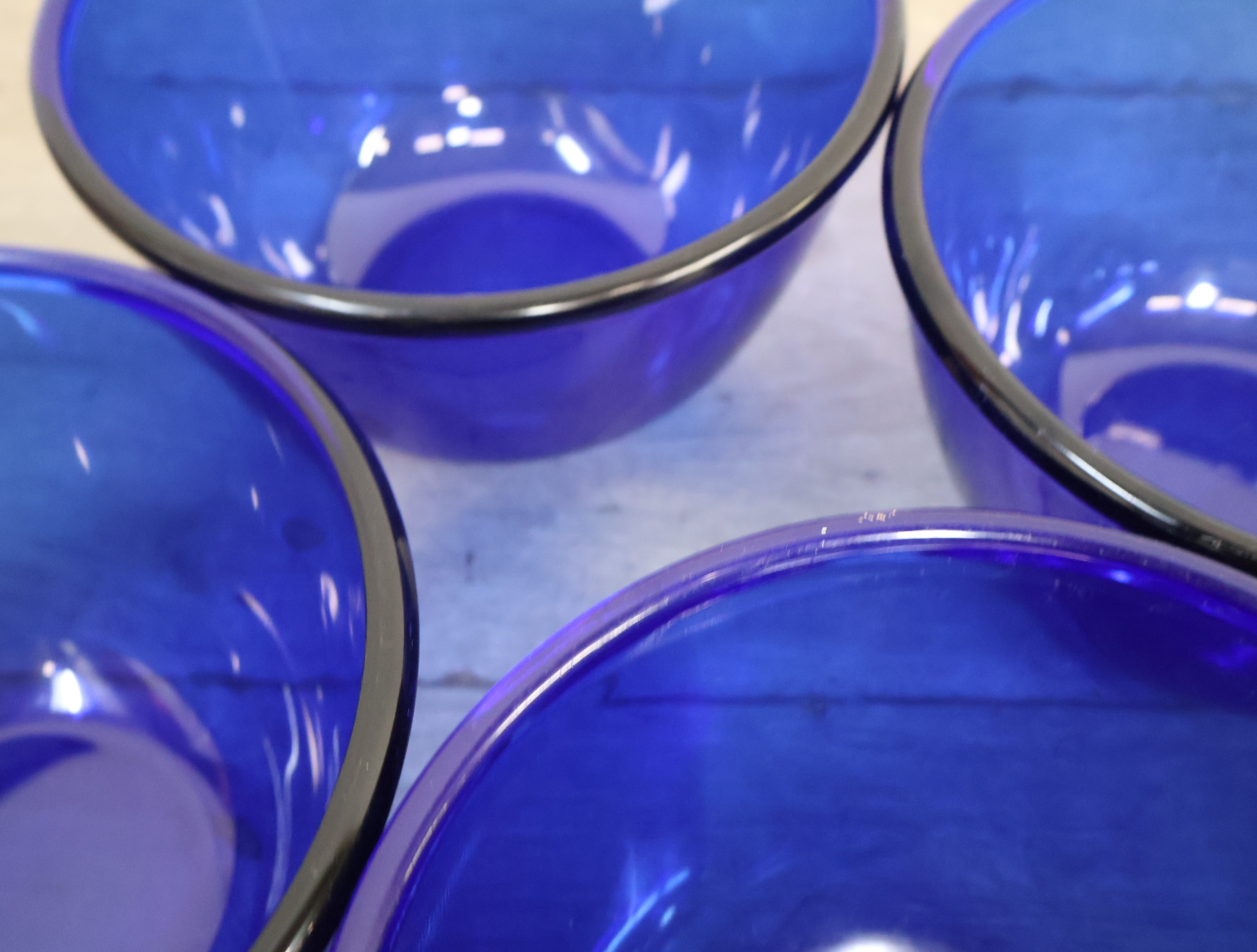 Set van 4 Blauw Glazen Schalen en 1 bord – foto 17 – kavel bij GSD Auctions, Zoeterwoude
