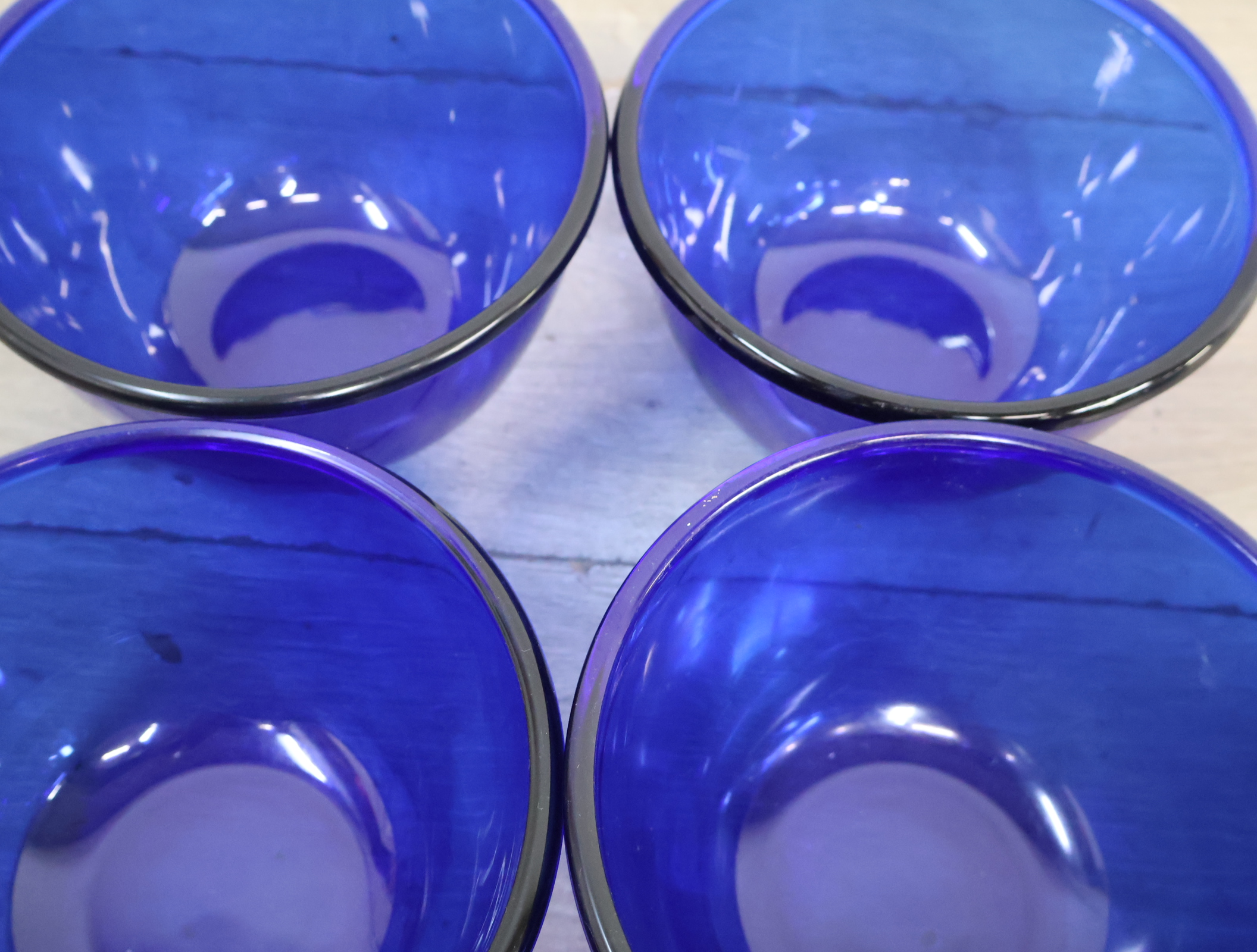 Set van 4 Blauw Glazen Schalen en 1 bord – foto 18 – kavel bij GSD Auctions, Zoeterwoude