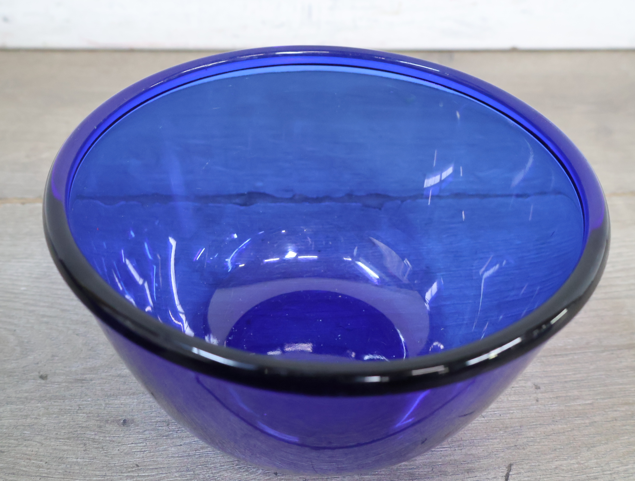 Set van 4 Blauw Glazen Schalen en 1 bord – foto 19 – kavel bij GSD Auctions, Zoeterwoude