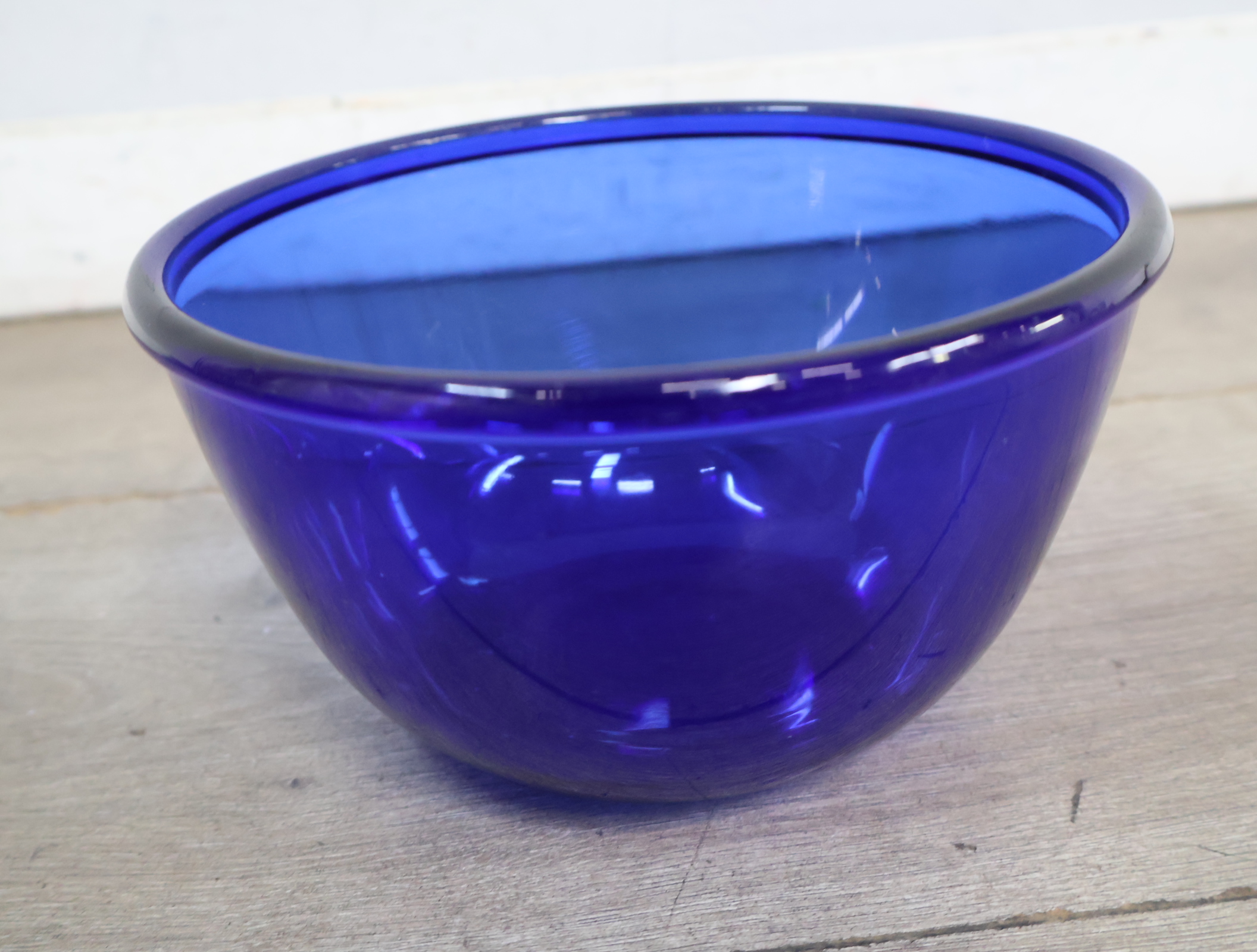 Set van 4 Blauw Glazen Schalen en 1 bord – foto 20 – kavel bij GSD Auctions, Zoeterwoude