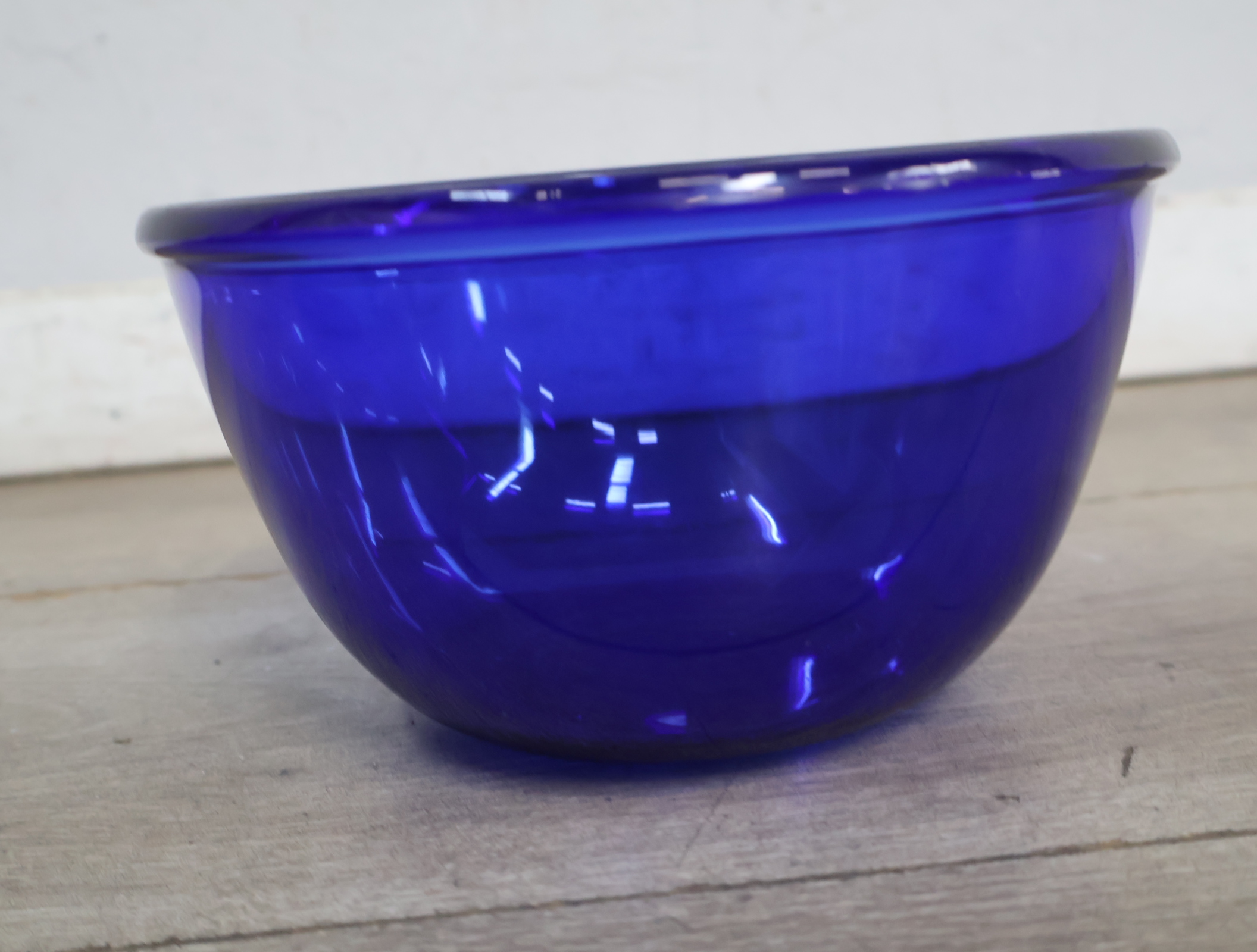 Set van 4 Blauw Glazen Schalen en 1 bord – foto 21 – kavel bij GSD Auctions, Zoeterwoude