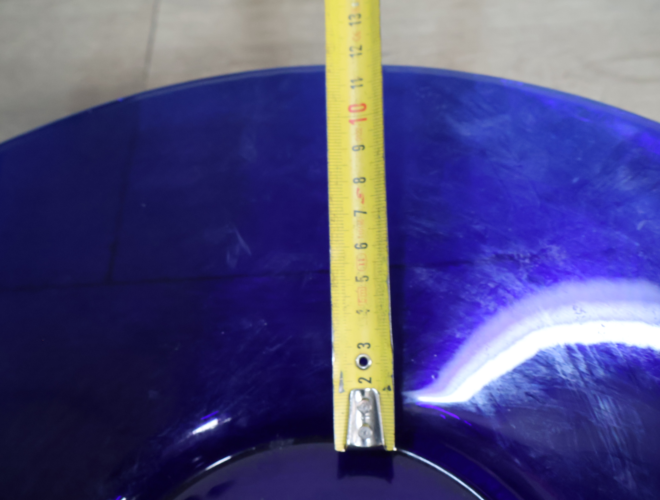 Set van 4 Blauw Glazen Schalen en 1 bord – foto 23 – kavel bij GSD Auctions, Zoeterwoude