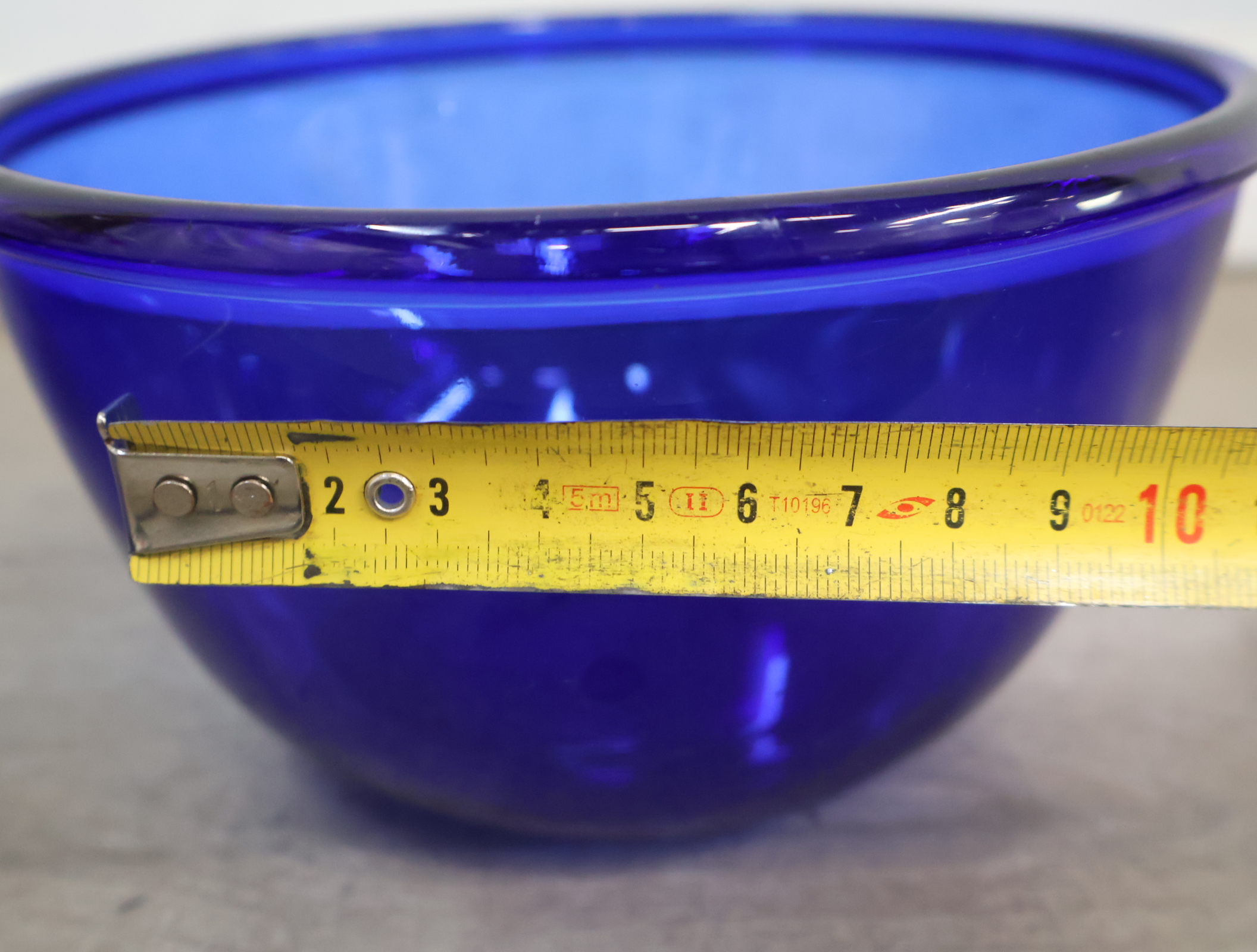 Set van 4 Blauw Glazen Schalen en 1 bord – foto 26 – kavel bij GSD Auctions, Zoeterwoude