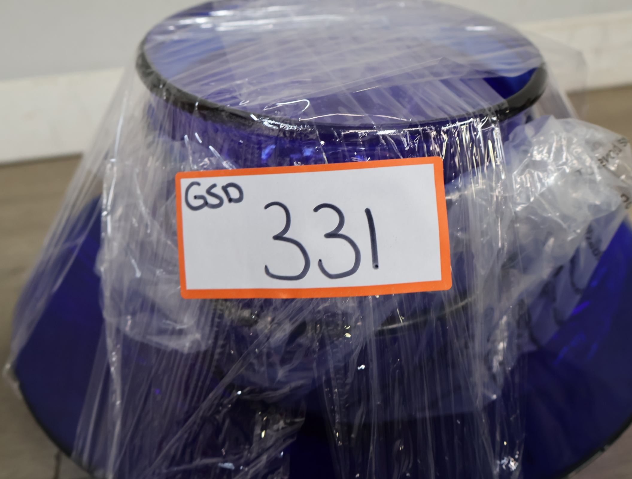 Set van 4 Blauw Glazen Schalen en 1 bord – foto 27 – kavel bij GSD Auctions, Zoeterwoude