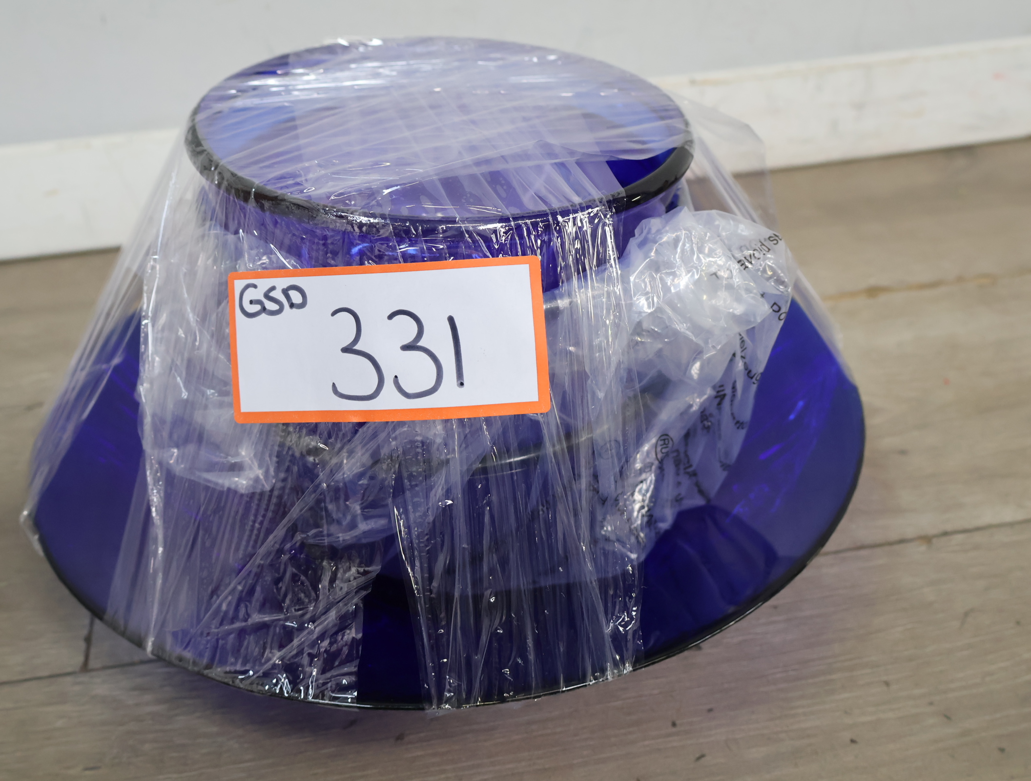 Set van 4 Blauw Glazen Schalen en 1 bord – foto 28 – kavel bij GSD Auctions, Zoeterwoude