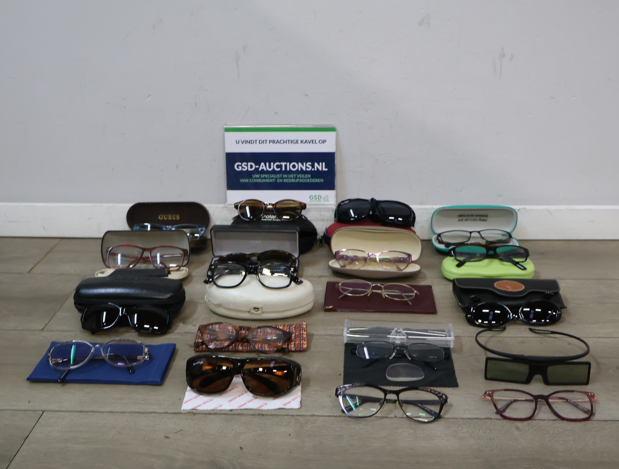 Diverse brillen en zonnebrillen met etuis – foto 2 – kavel bij GSD Auctions, Zoeterwoude