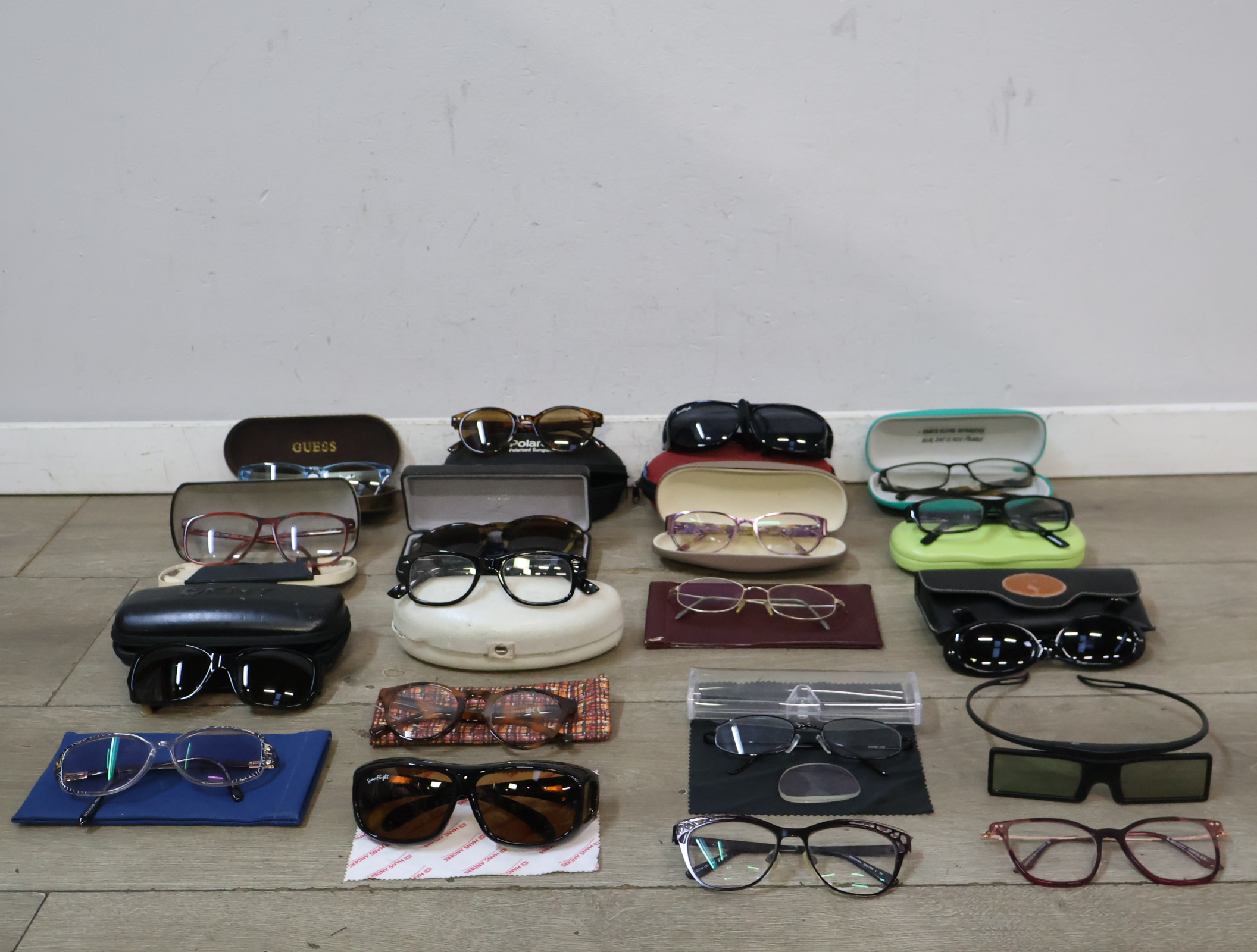 Diverse brillen en zonnebrillen met etuis – foto 3 – kavel bij GSD Auctions, Zoeterwoude