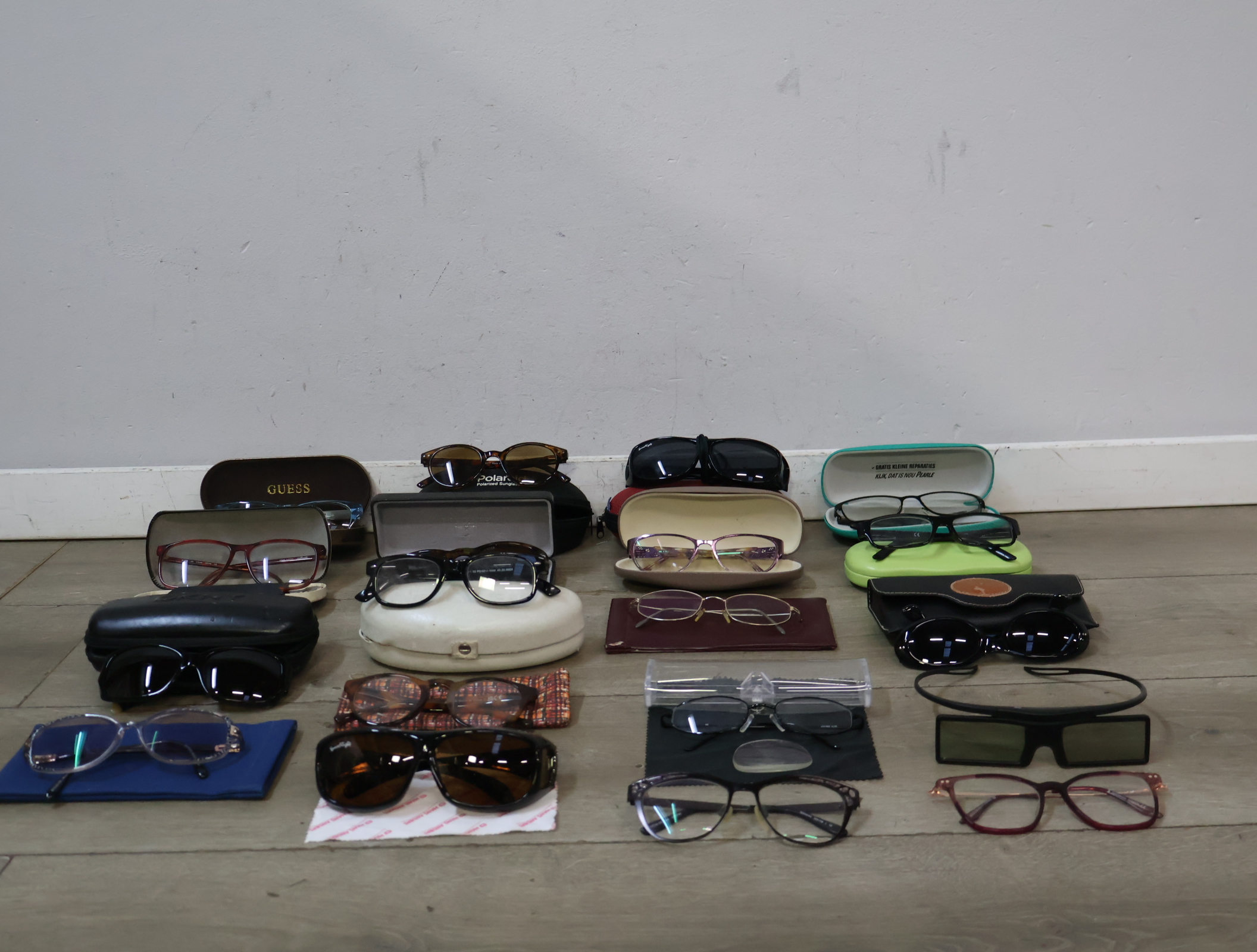 Diverse brillen en zonnebrillen met etuis – foto 5 – kavel bij GSD Auctions, Zoeterwoude