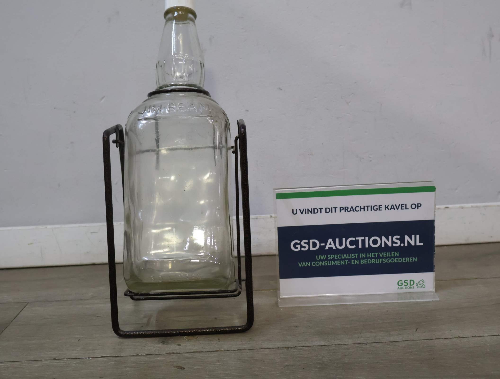Jim Beam glazen fles in metalen standaard – foto 2 – kavel bij GSD Auctions, Zoeterwoude