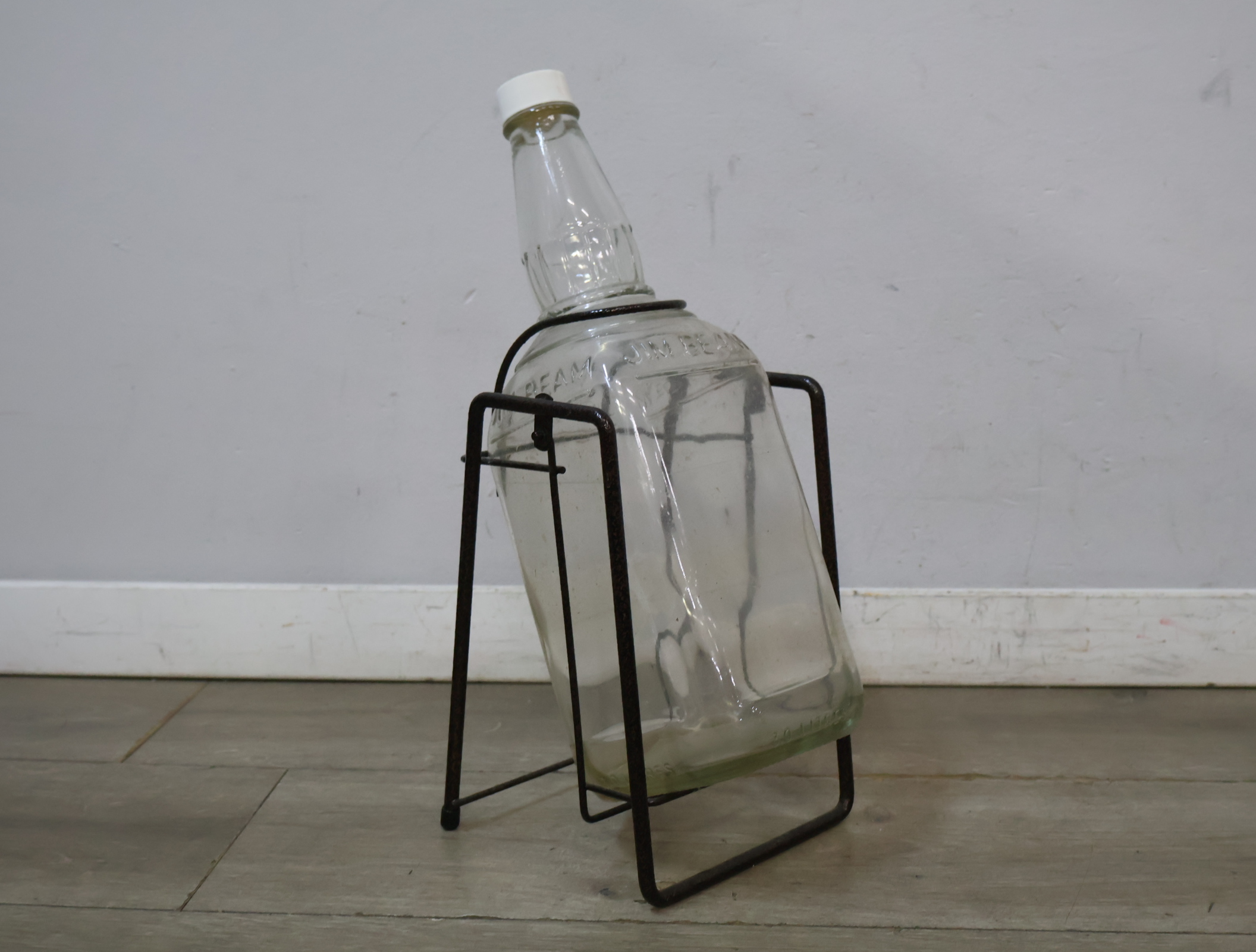 Jim Beam glazen fles in metalen standaard – foto 3 – kavel bij GSD Auctions, Zoeterwoude