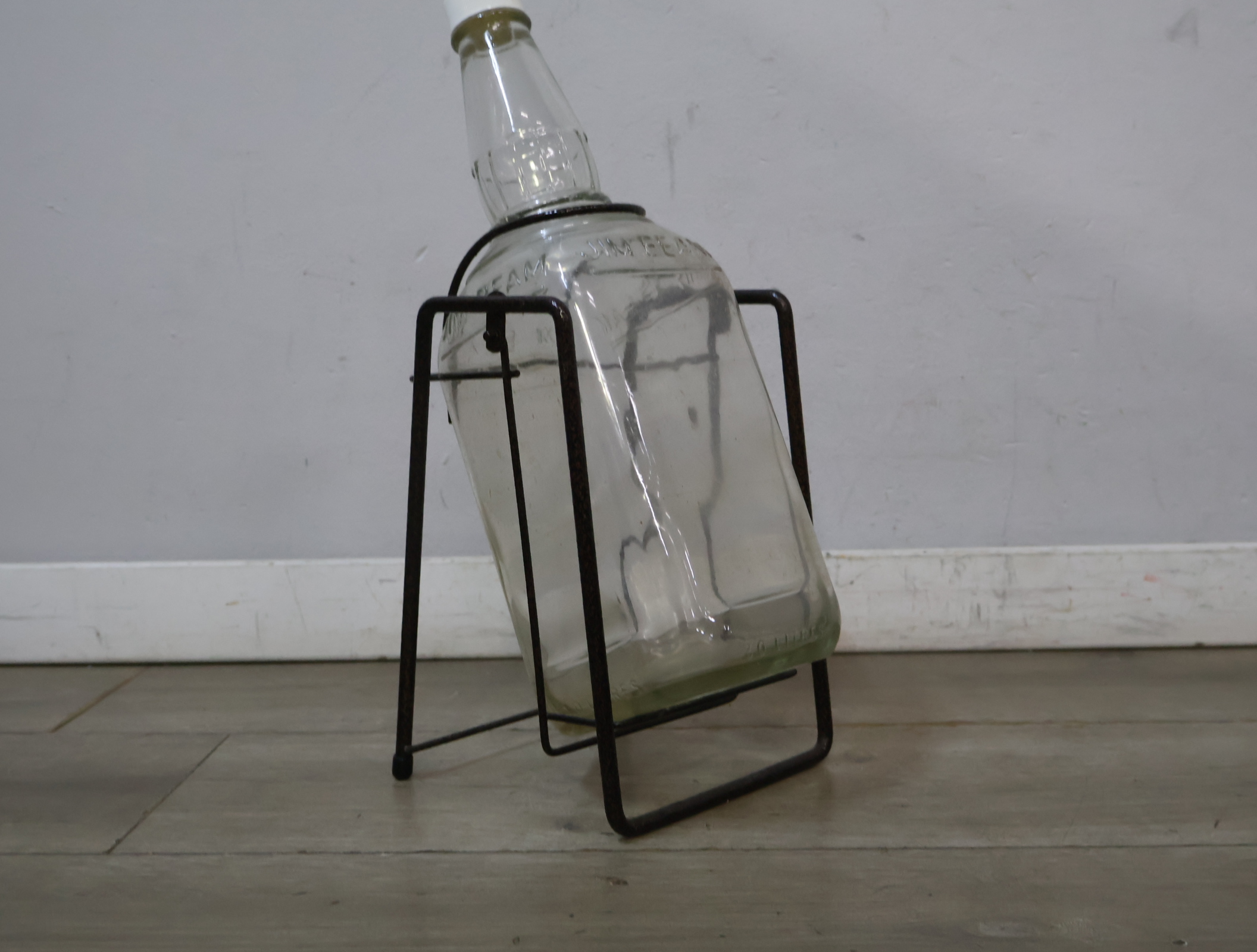 Jim Beam glazen fles in metalen standaard – foto 4 – kavel bij GSD Auctions, Zoeterwoude