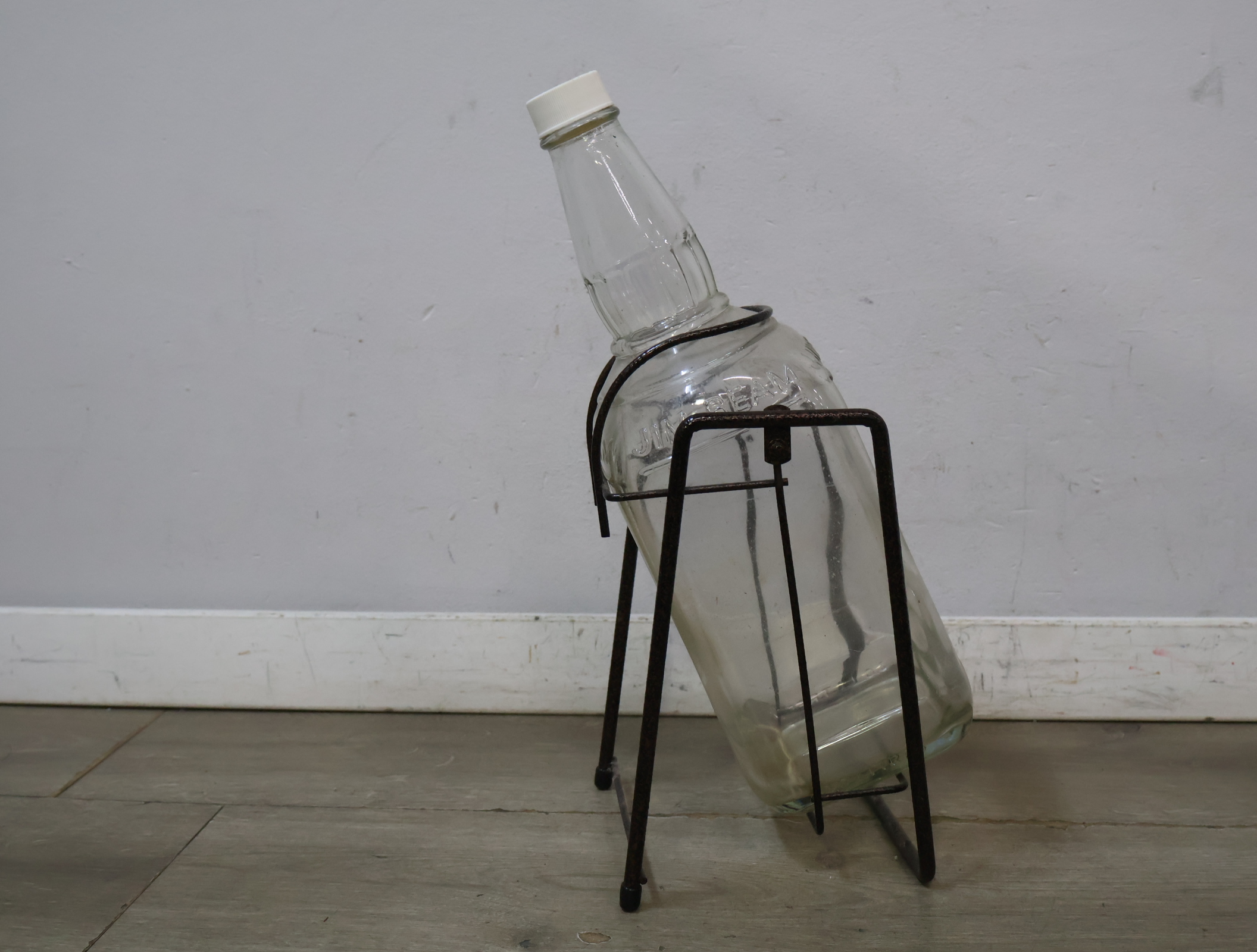 Jim Beam glazen fles in metalen standaard – foto 5 – kavel bij GSD Auctions, Zoeterwoude