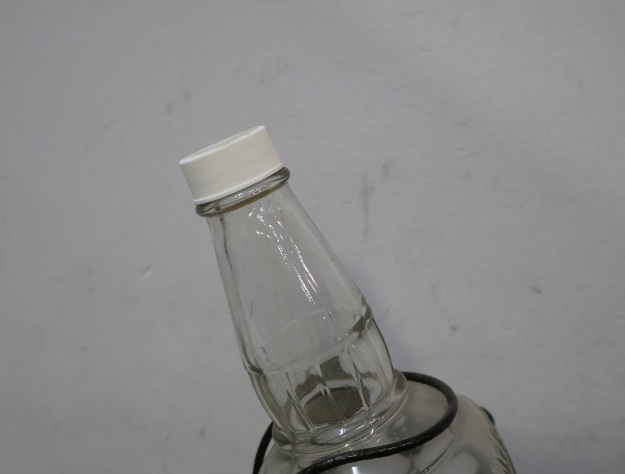 Jim Beam glazen fles in metalen standaard – foto 6 – kavel bij GSD Auctions, Zoeterwoude