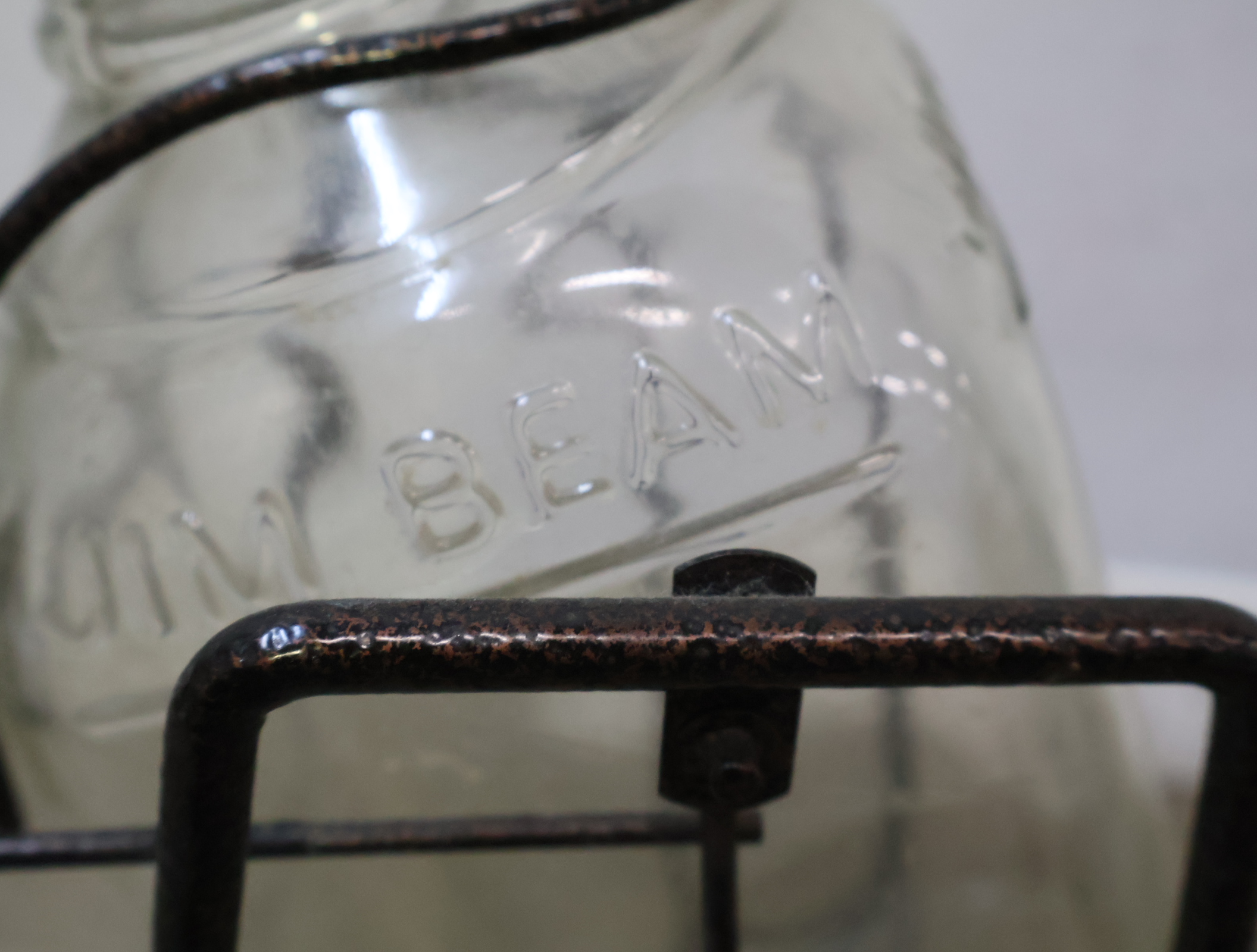 Jim Beam glazen fles in metalen standaard – foto 7 – kavel bij GSD Auctions, Zoeterwoude