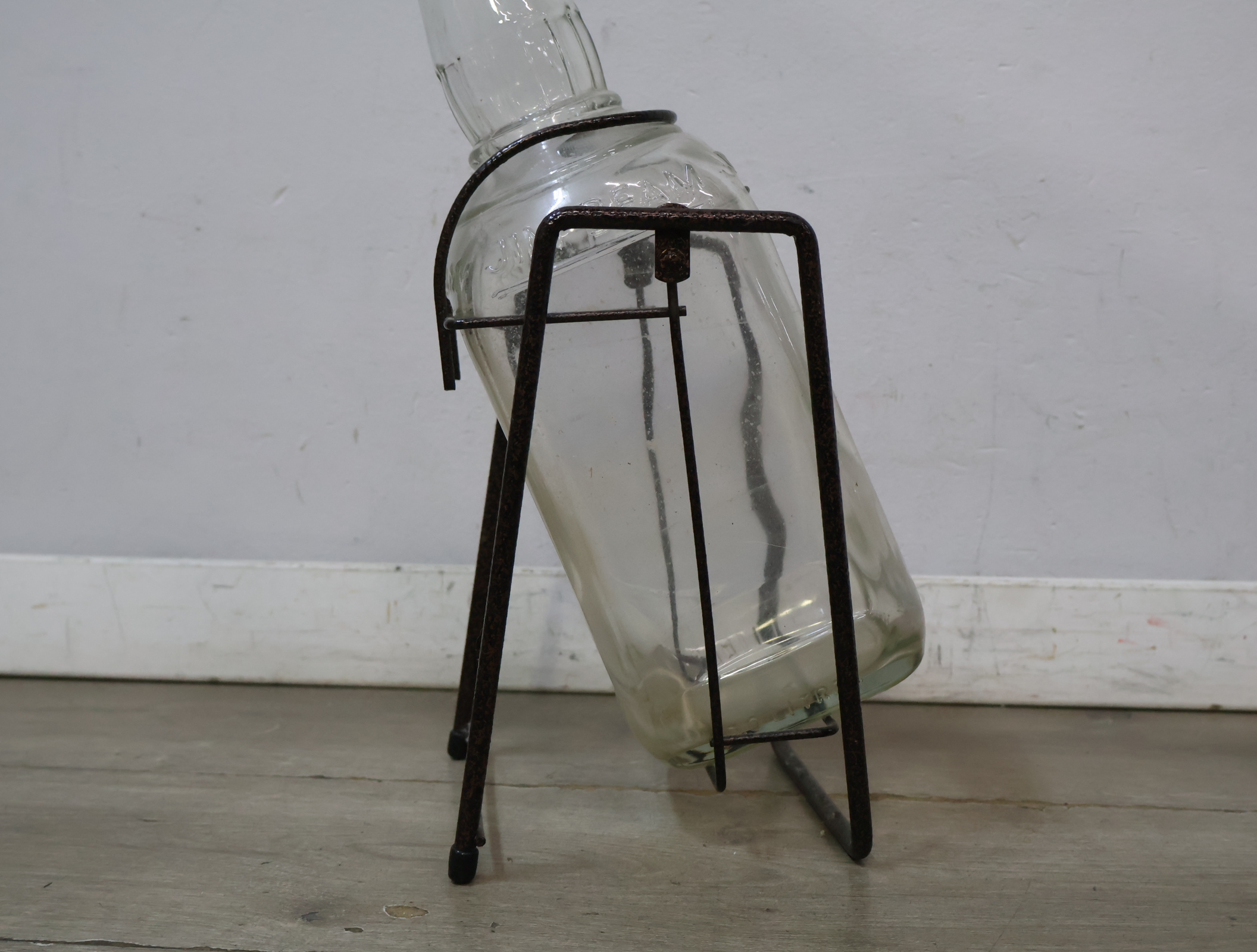 Jim Beam glazen fles in metalen standaard – foto 8 – kavel bij GSD Auctions, Zoeterwoude