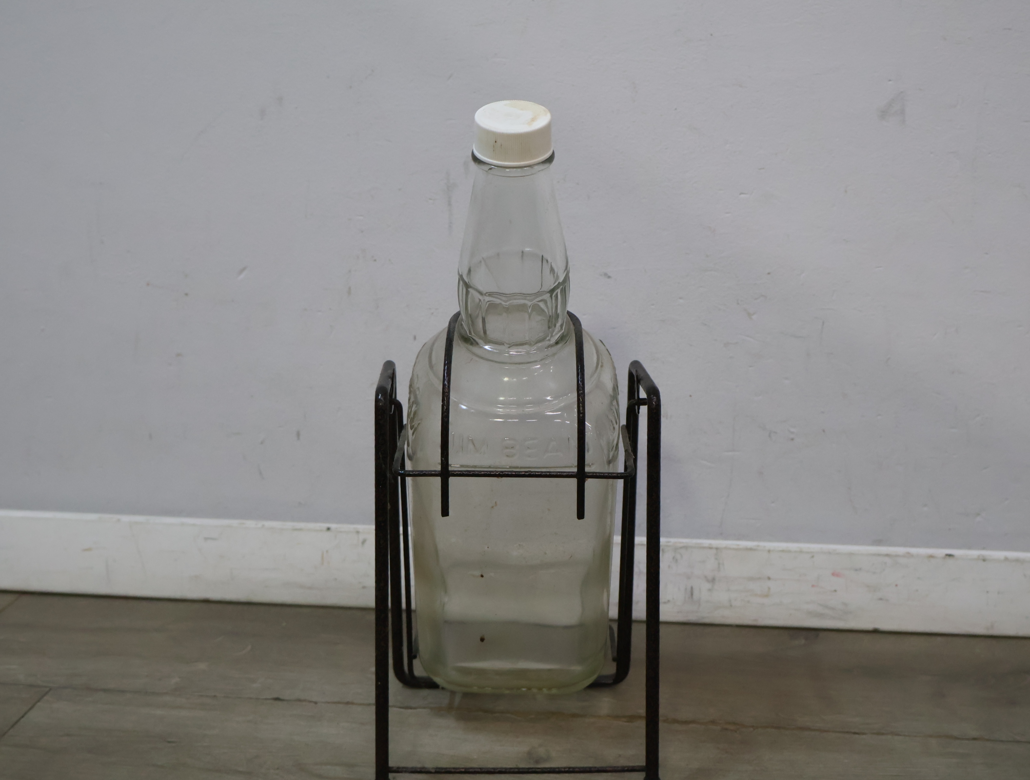 Jim Beam glazen fles in metalen standaard – foto 9 – kavel bij GSD Auctions, Zoeterwoude