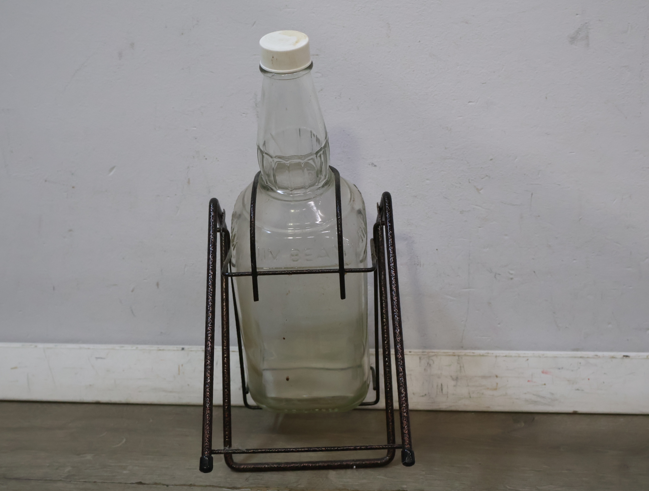 Jim Beam glazen fles in metalen standaard – foto 10 – kavel bij GSD Auctions, Zoeterwoude