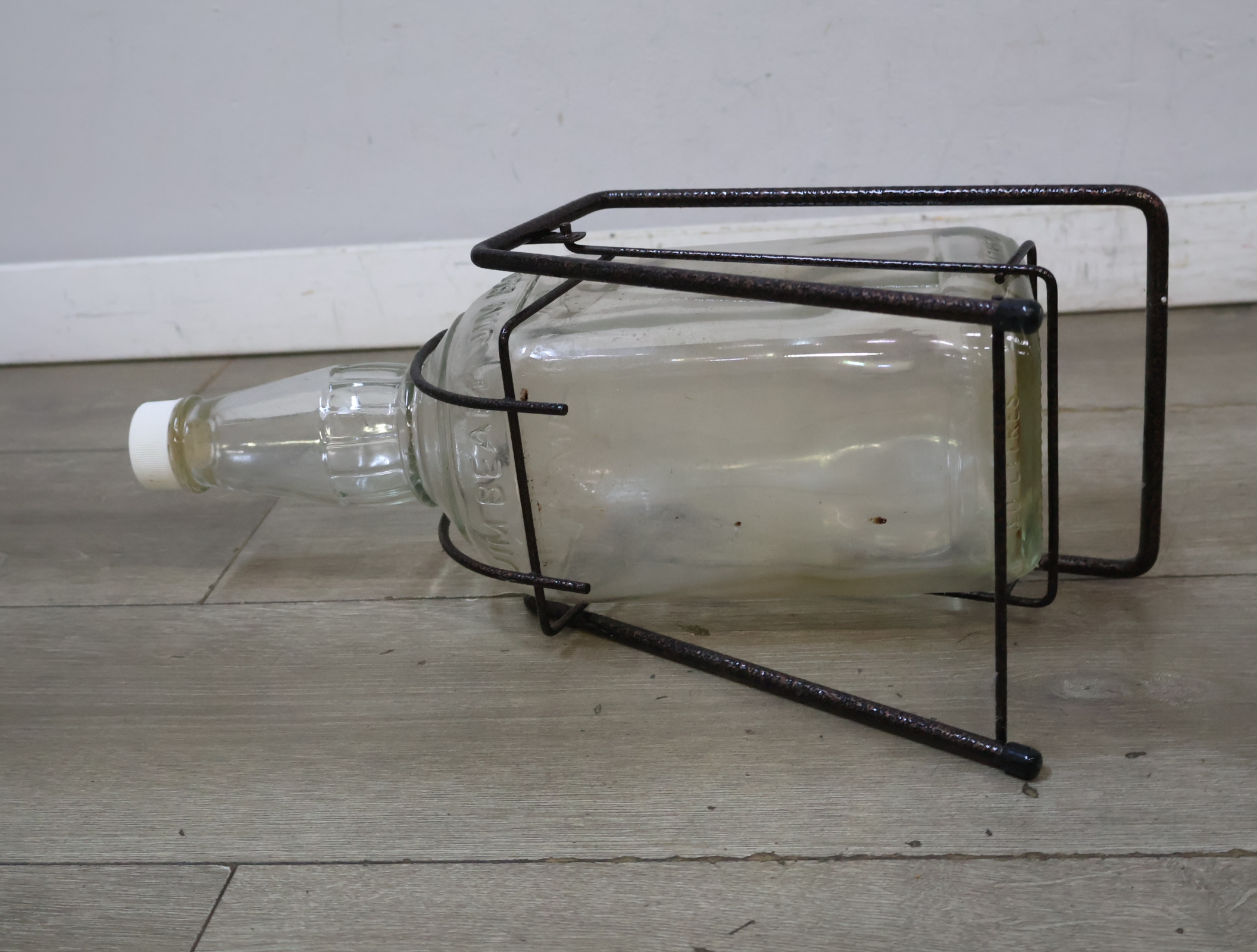 Jim Beam glazen fles in metalen standaard – foto 11 – kavel bij GSD Auctions, Zoeterwoude