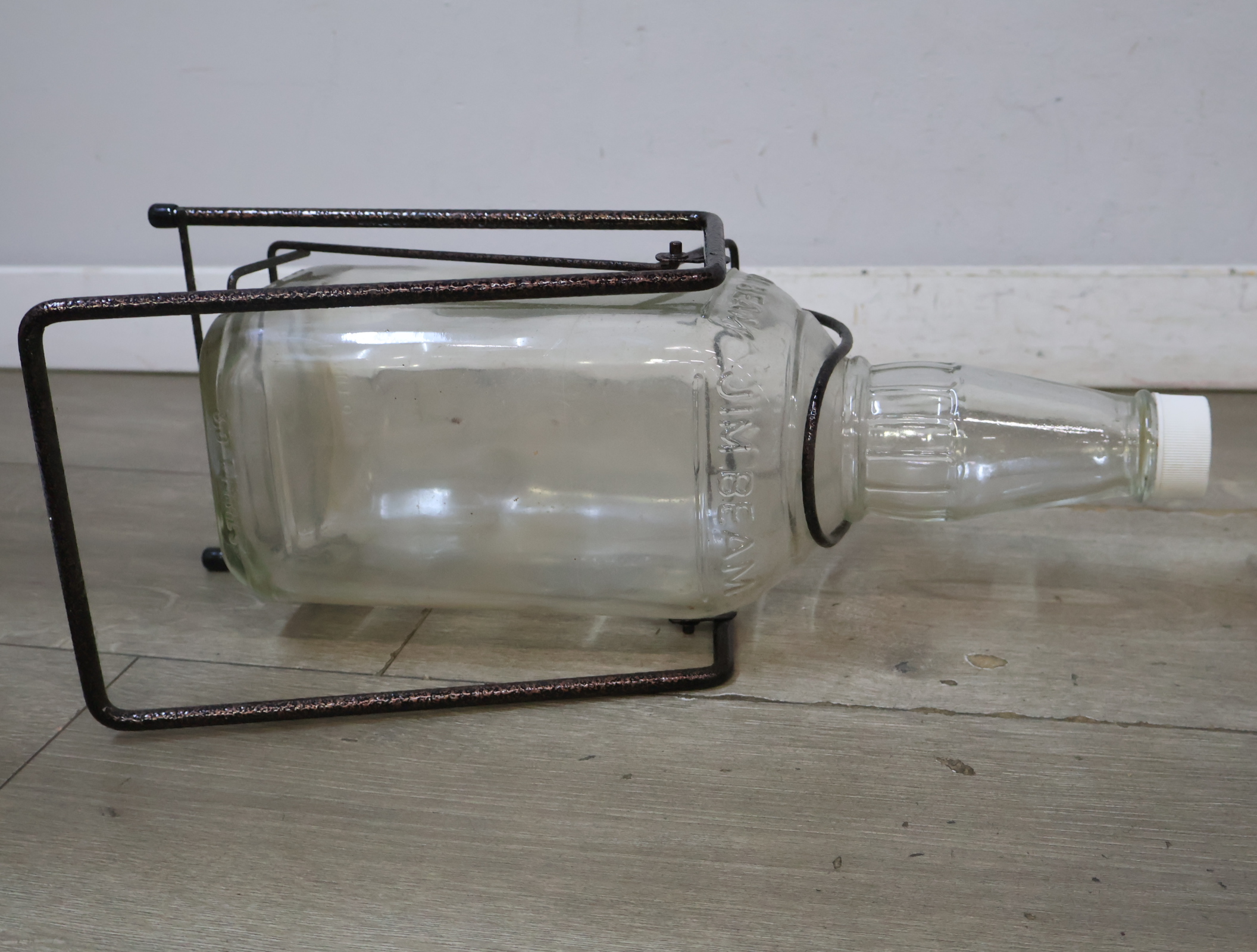 Jim Beam glazen fles in metalen standaard – foto 13 – kavel bij GSD Auctions, Zoeterwoude