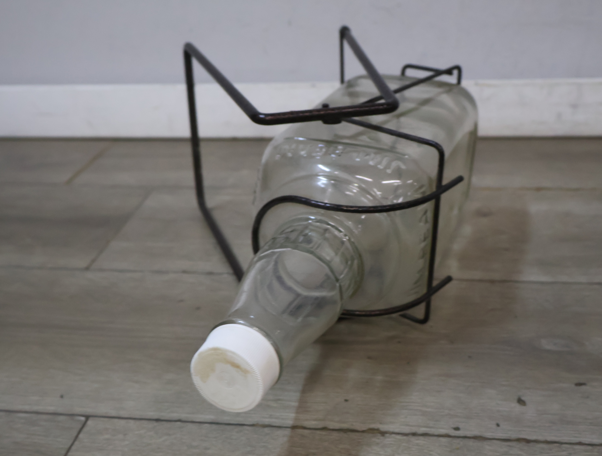 Jim Beam glazen fles in metalen standaard – foto 14 – kavel bij GSD Auctions, Zoeterwoude
