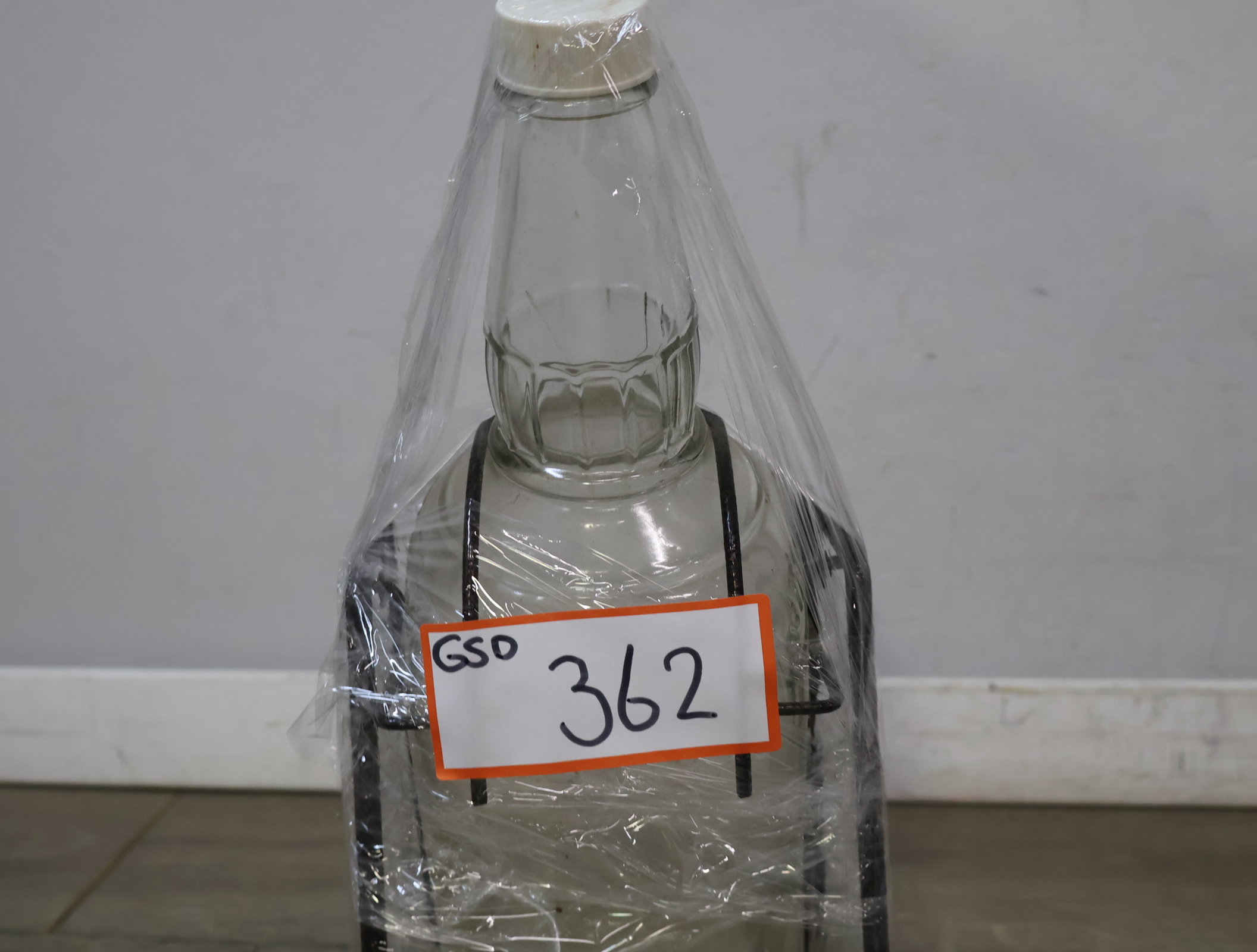 Jim Beam glazen fles in metalen standaard – foto 16 – kavel bij GSD Auctions, Zoeterwoude