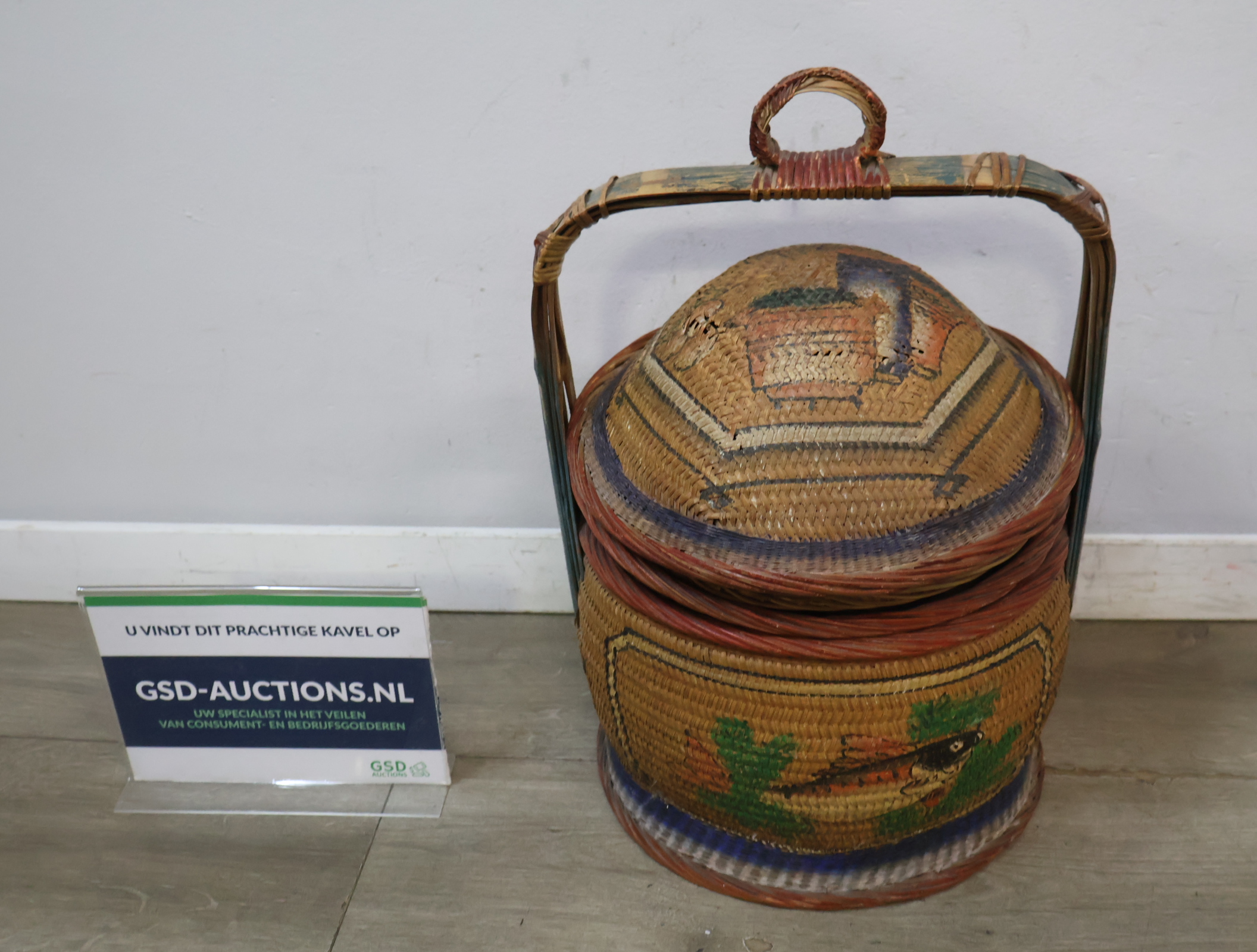 Rieten vissersmand met visdecoratie – foto 2 – kavel bij GSD Auctions, Zoeterwoude