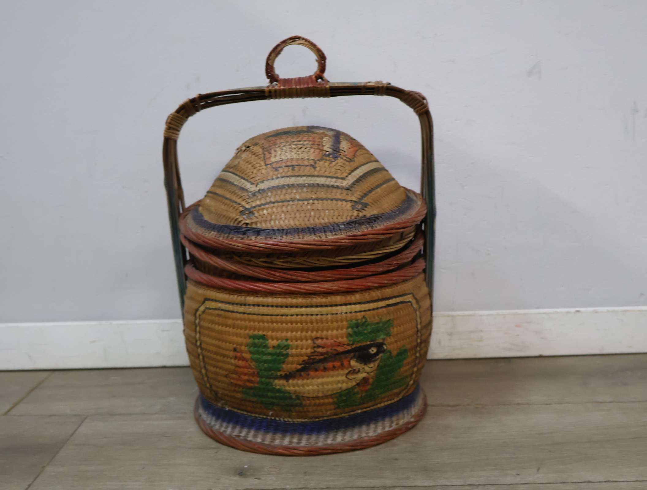 Rieten vissersmand met visdecoratie – foto 3 – kavel bij GSD Auctions, Zoeterwoude