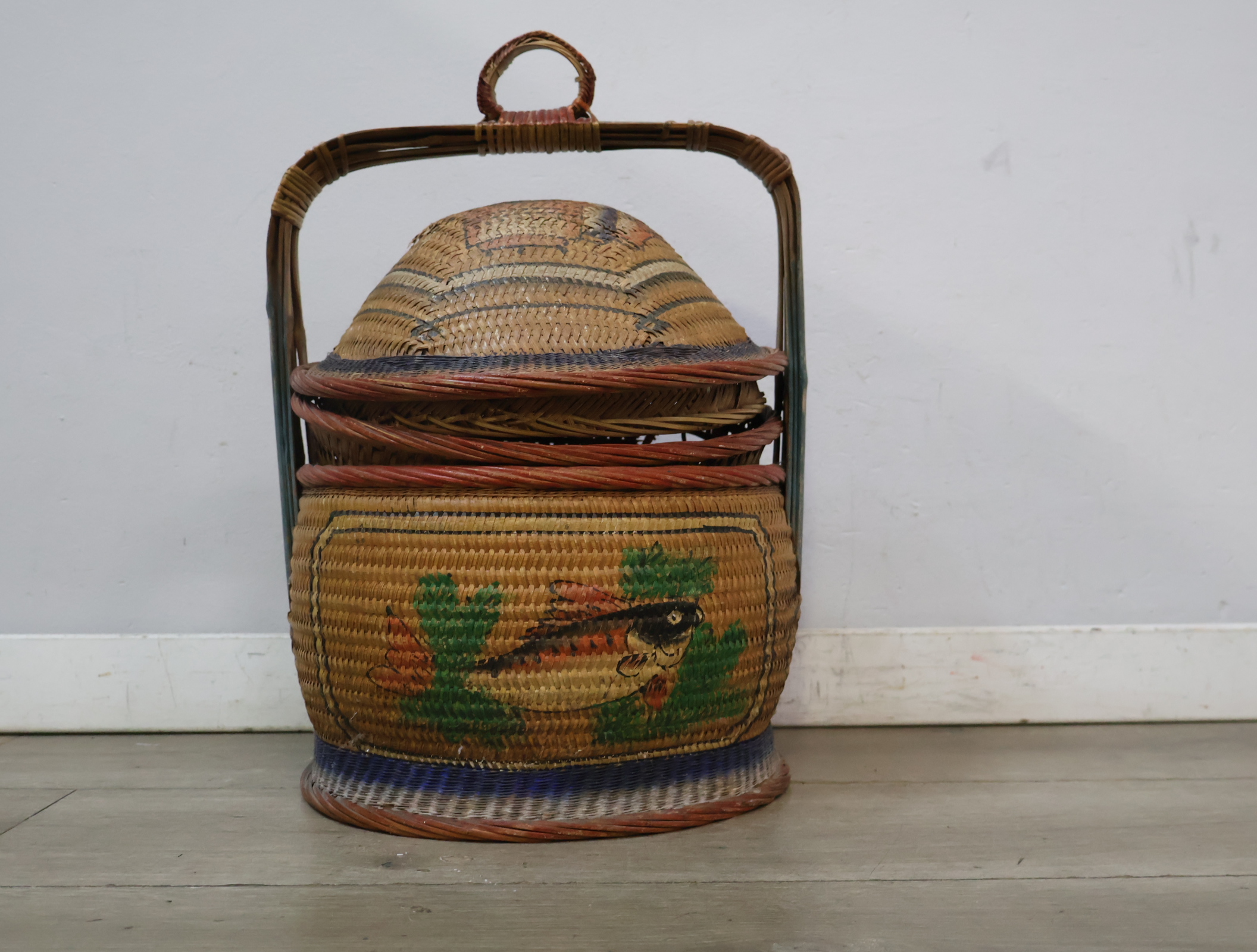Rieten vissersmand met visdecoratie – foto 4 – kavel bij GSD Auctions, Zoeterwoude