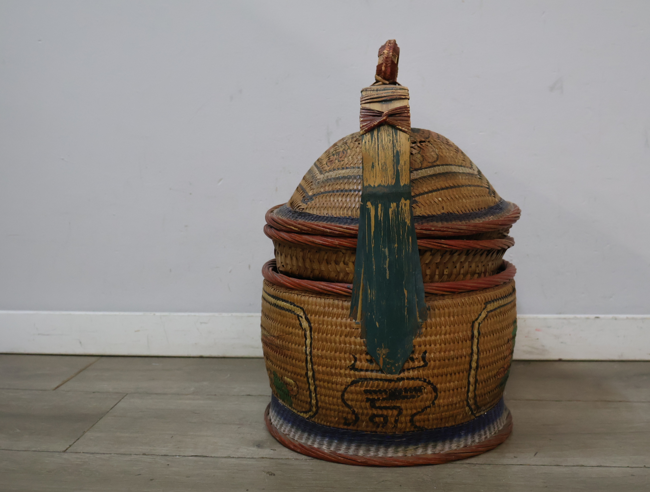 Rieten vissersmand met visdecoratie – foto 5 – kavel bij GSD Auctions, Zoeterwoude