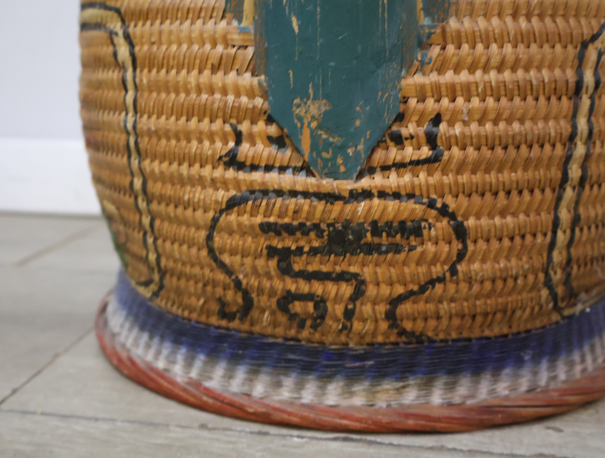 Rieten vissersmand met visdecoratie – foto 8 – kavel bij GSD Auctions, Zoeterwoude