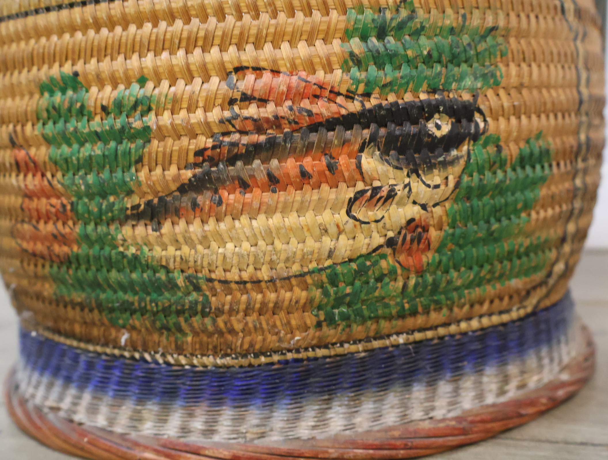 Rieten vissersmand met visdecoratie – foto 9 – kavel bij GSD Auctions, Zoeterwoude